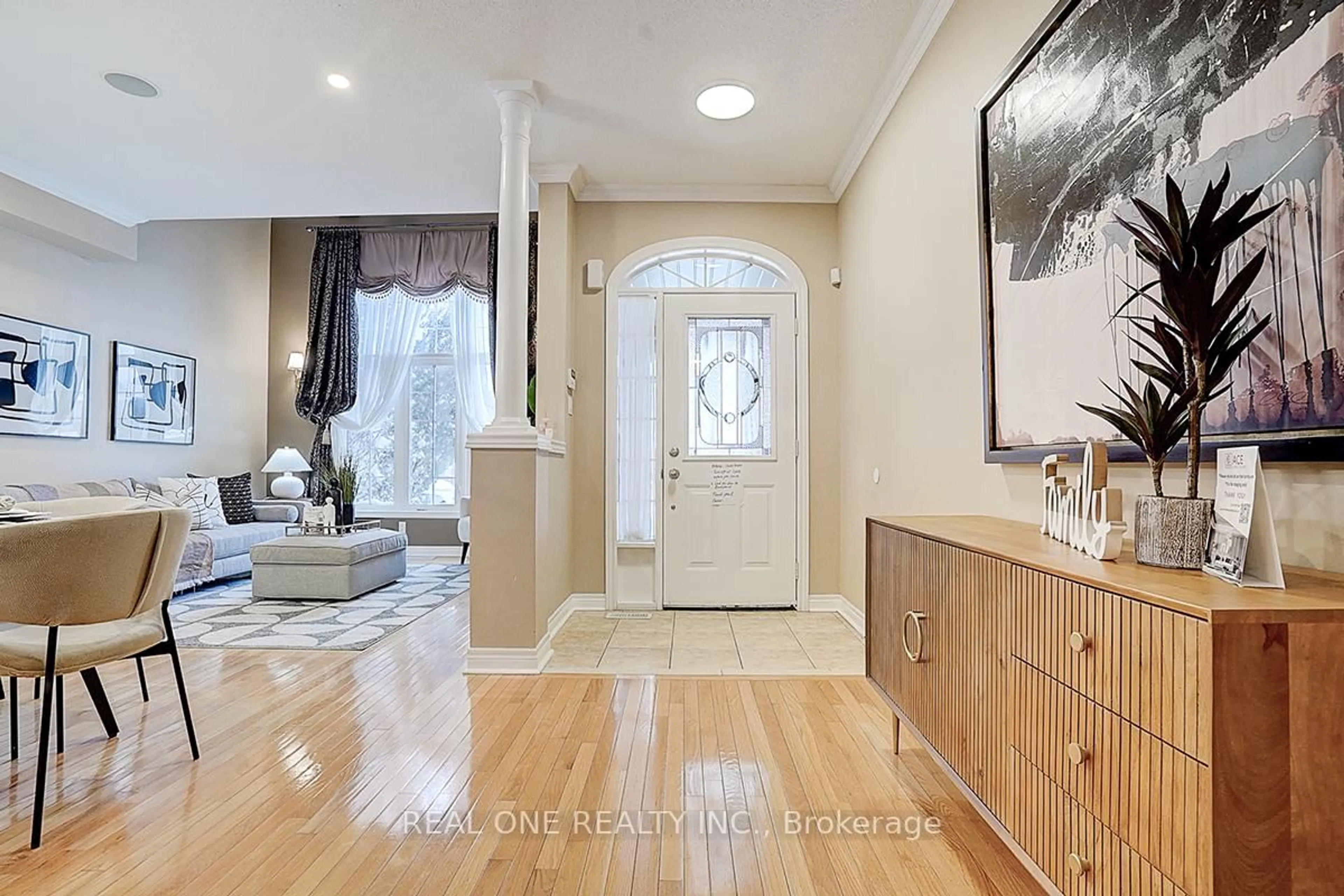 Indoor entryway for 94 Barnwood Dr, Richmond Hill Ontario L4E 5A2