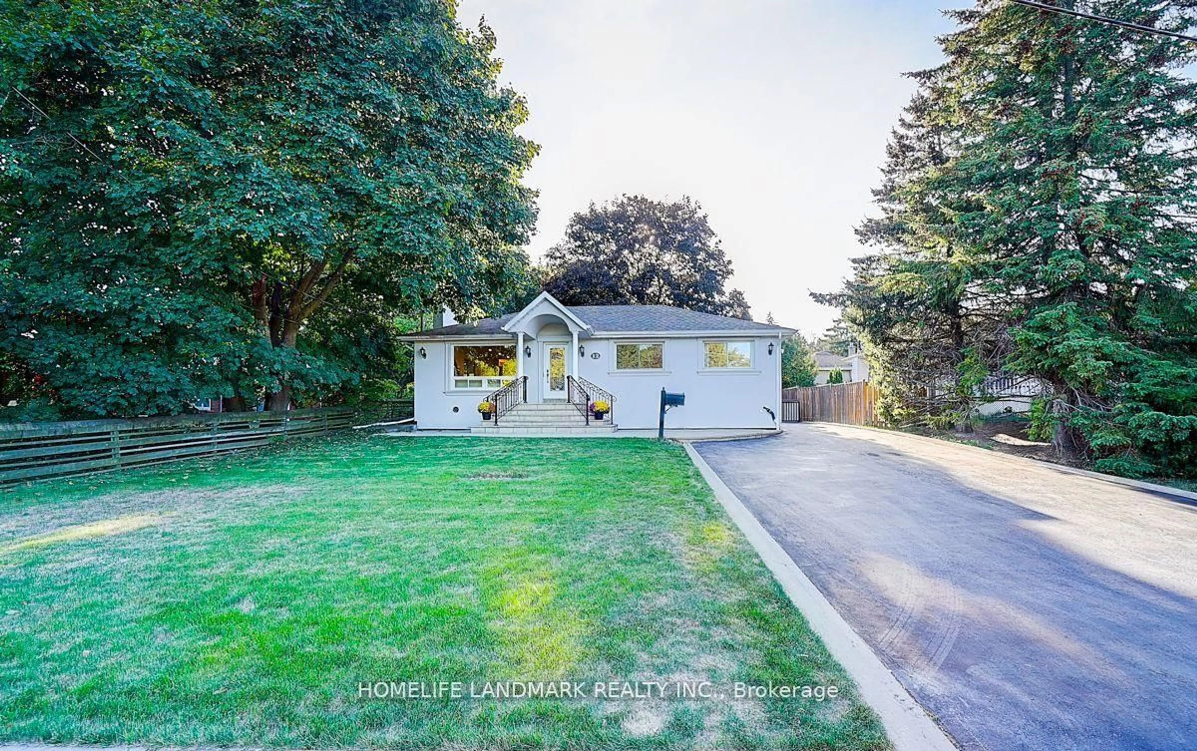 A pic from outside/outdoor area/front of a property/back of a property/a pic from drone, street for 12 Paramount Rd, Markham Ontario L3P 2V7