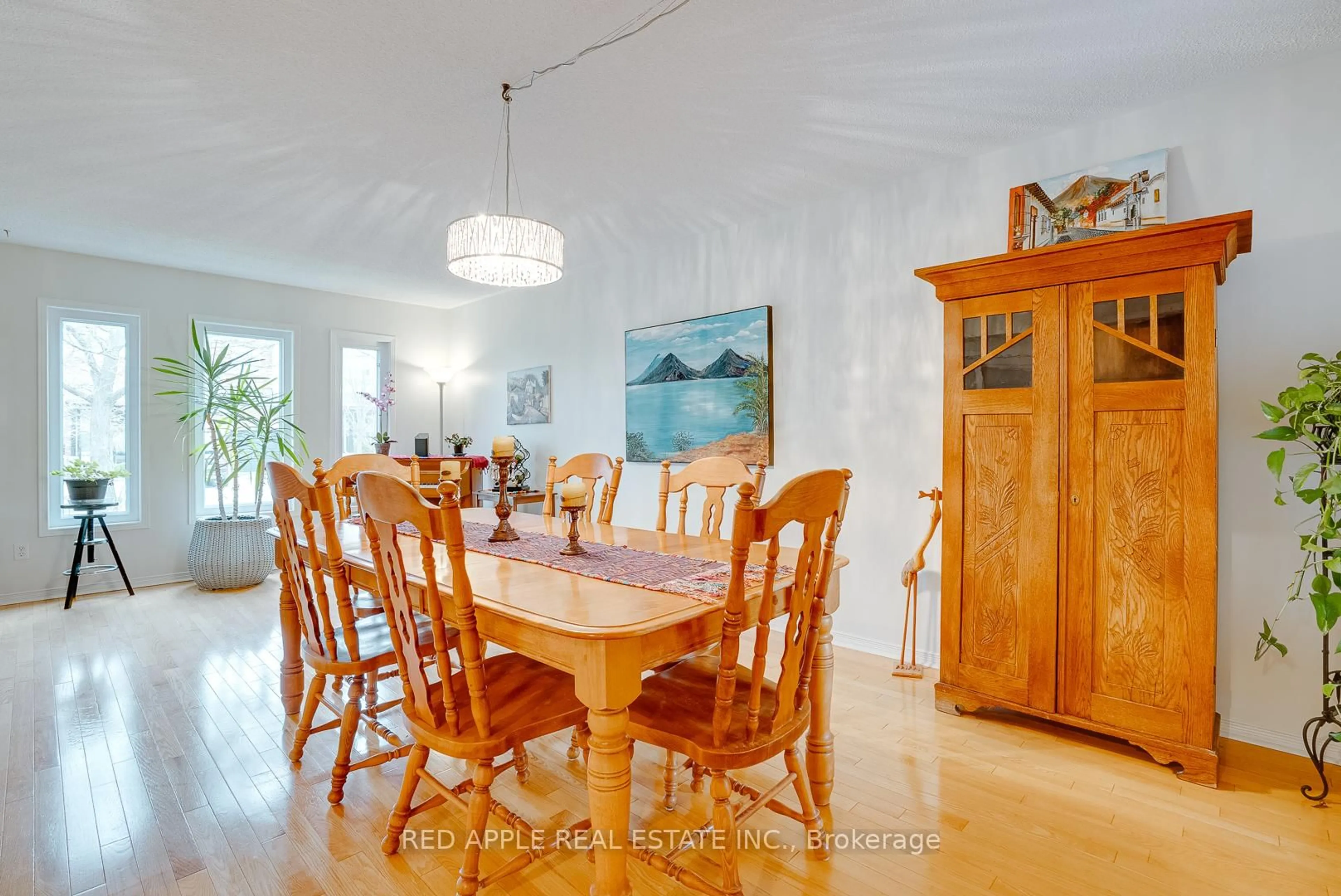 Dining room, wood/laminate floor for 60 Snedden Ave, Aurora Ontario L4G 7K6