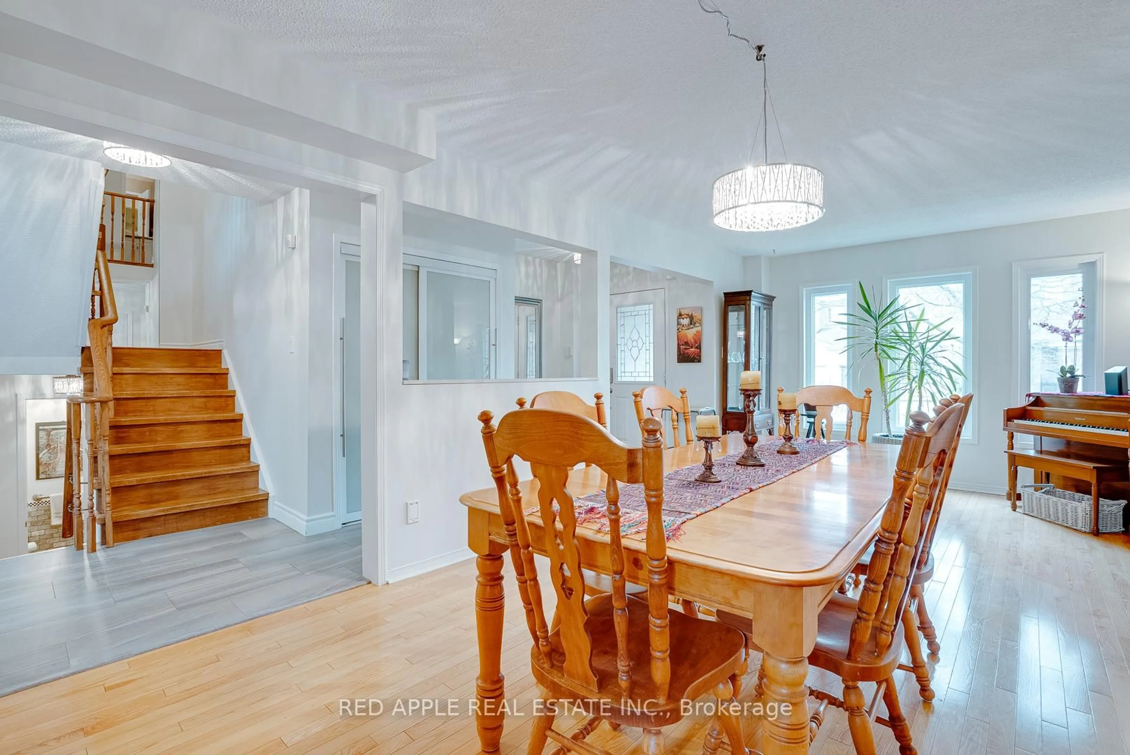 Dining room, wood/laminate floor for 60 Snedden Ave, Aurora Ontario L4G 7K6