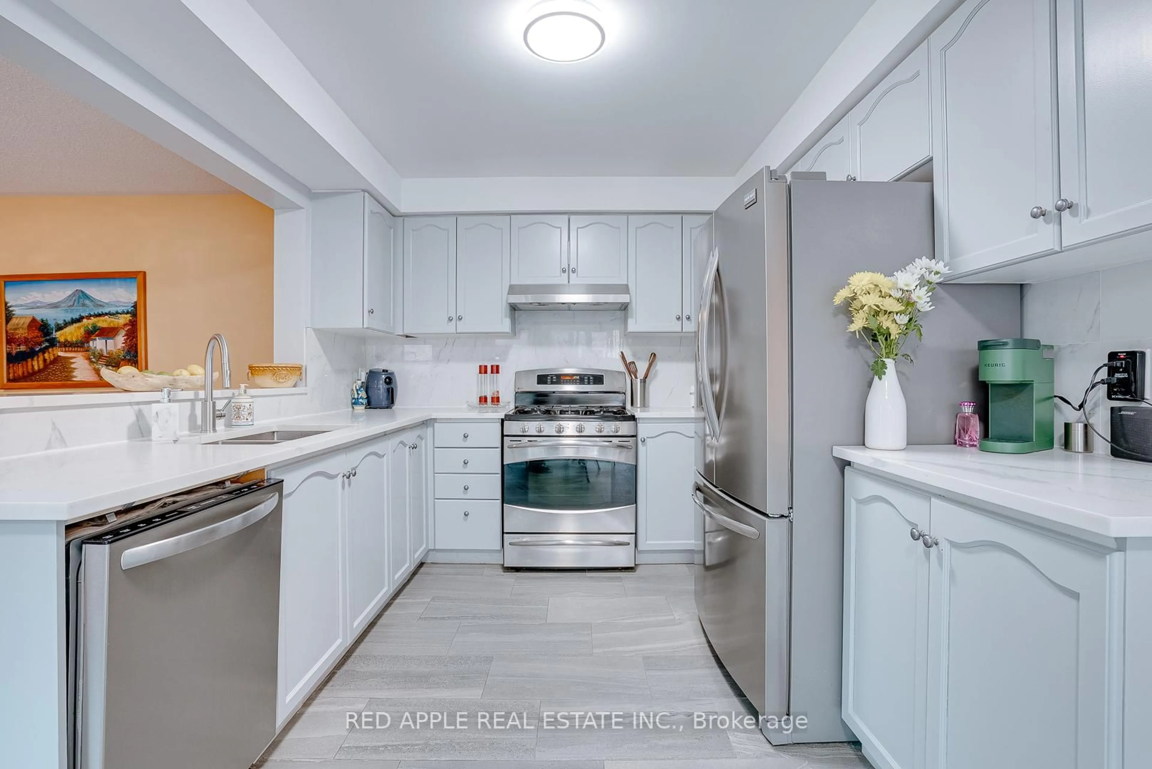 Standard kitchen, ceramic/tile floor for 60 Snedden Ave, Aurora Ontario L4G 7K6