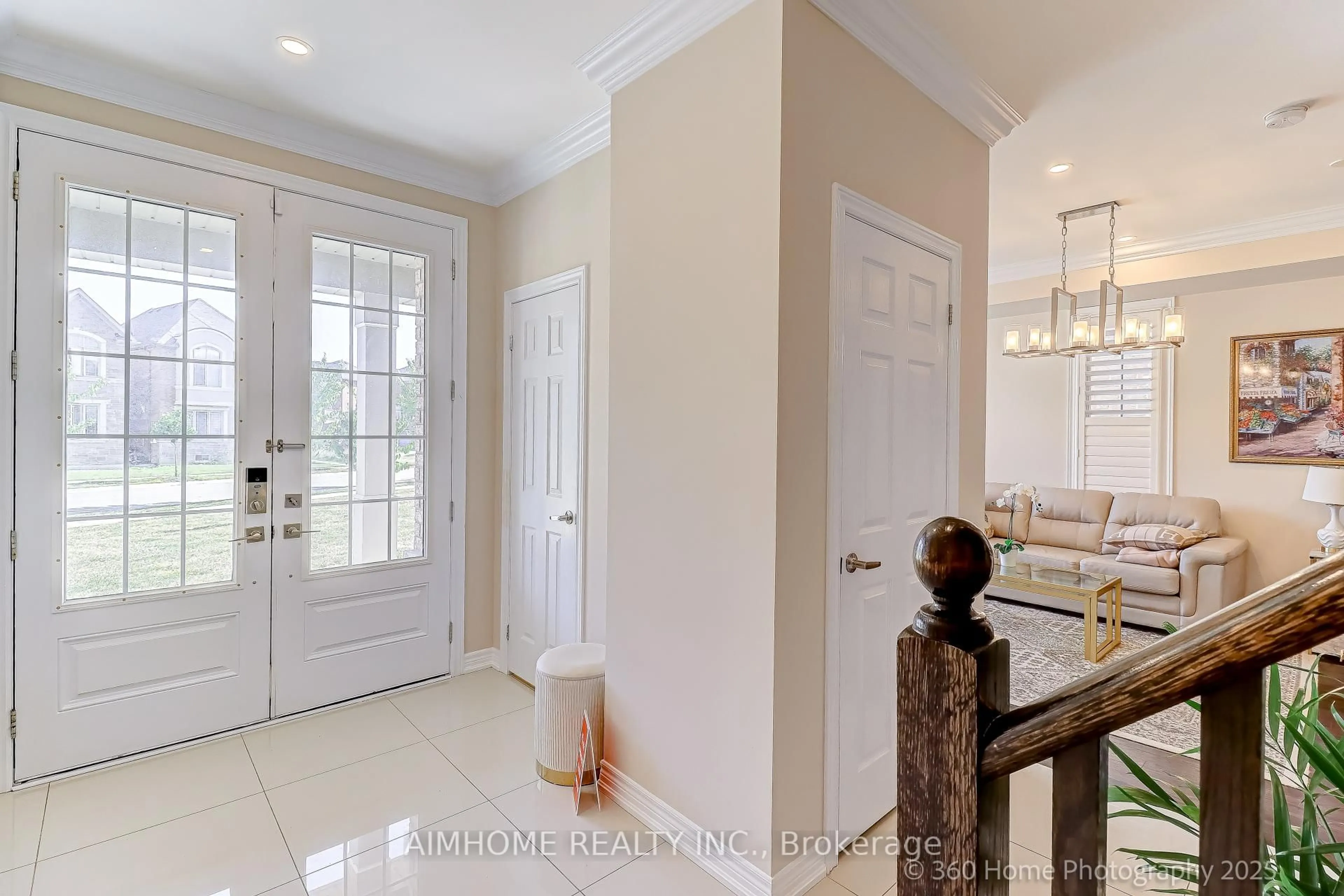 Indoor entryway for 18 Saddlebrook Dr, Markham Ontario L6B 1J4