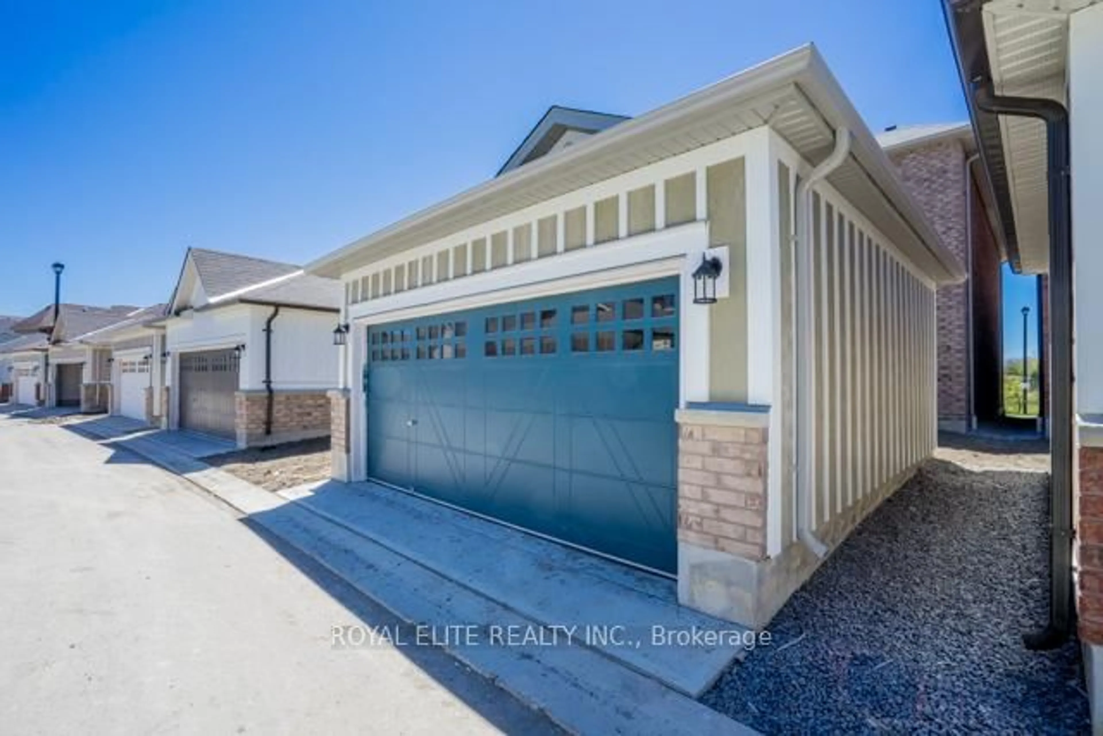 Indoor garage for 24 Sundew Lane, Richmond Hill Ontario L4E 1C3