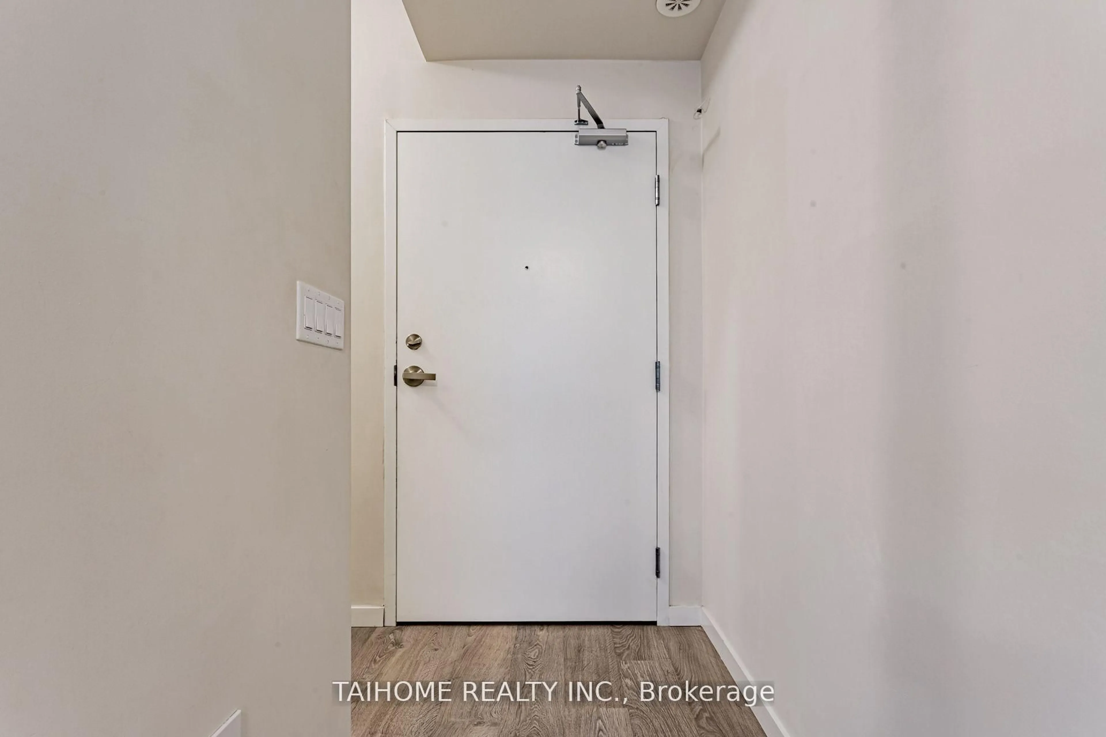 Indoor entryway for 400 Alex Gardner Circ #74, Aurora Ontario L4G 3G5