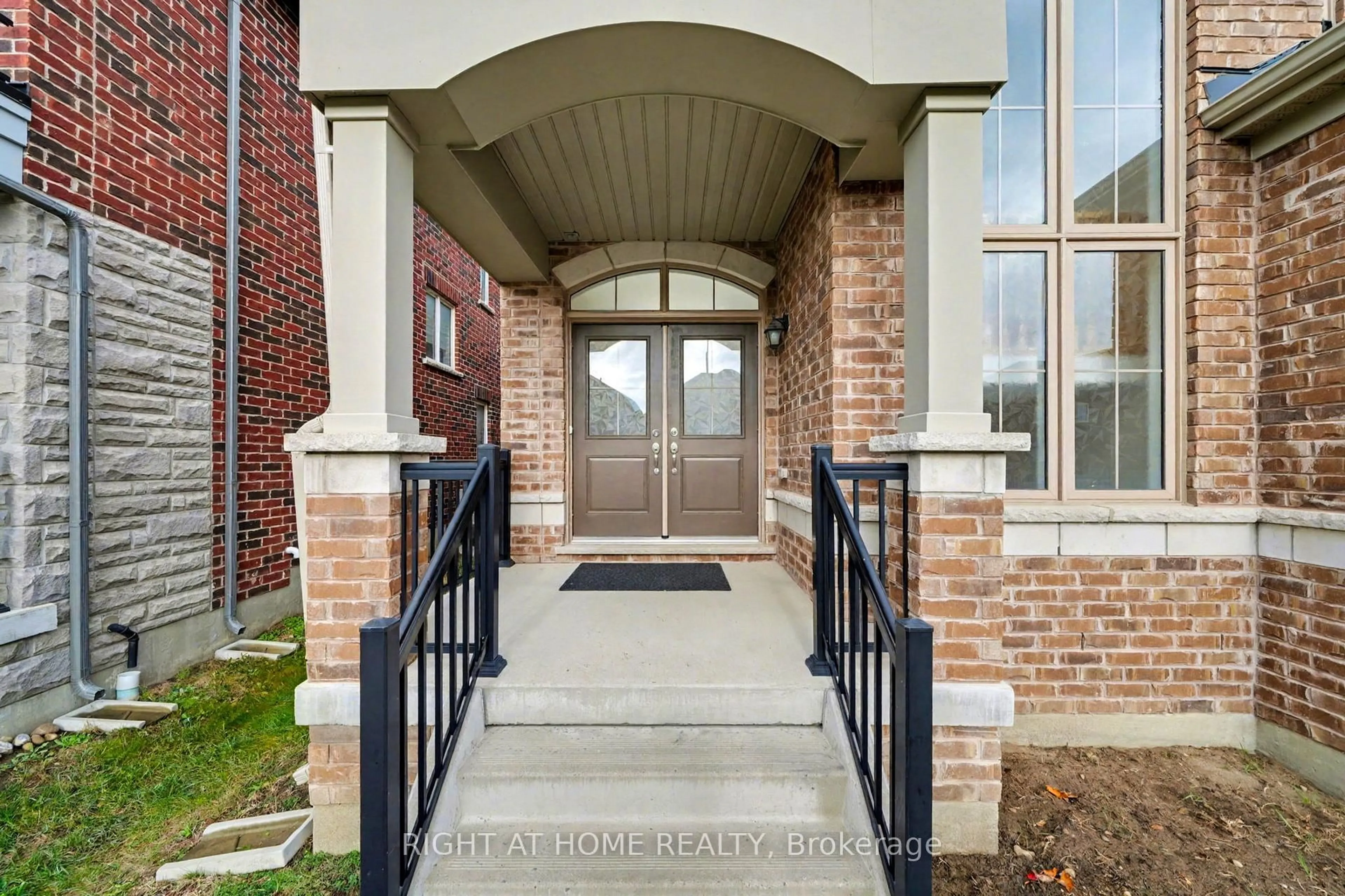 Indoor entryway for 1016 Wickham Rd, Innisfil Ontario L9S 0N5