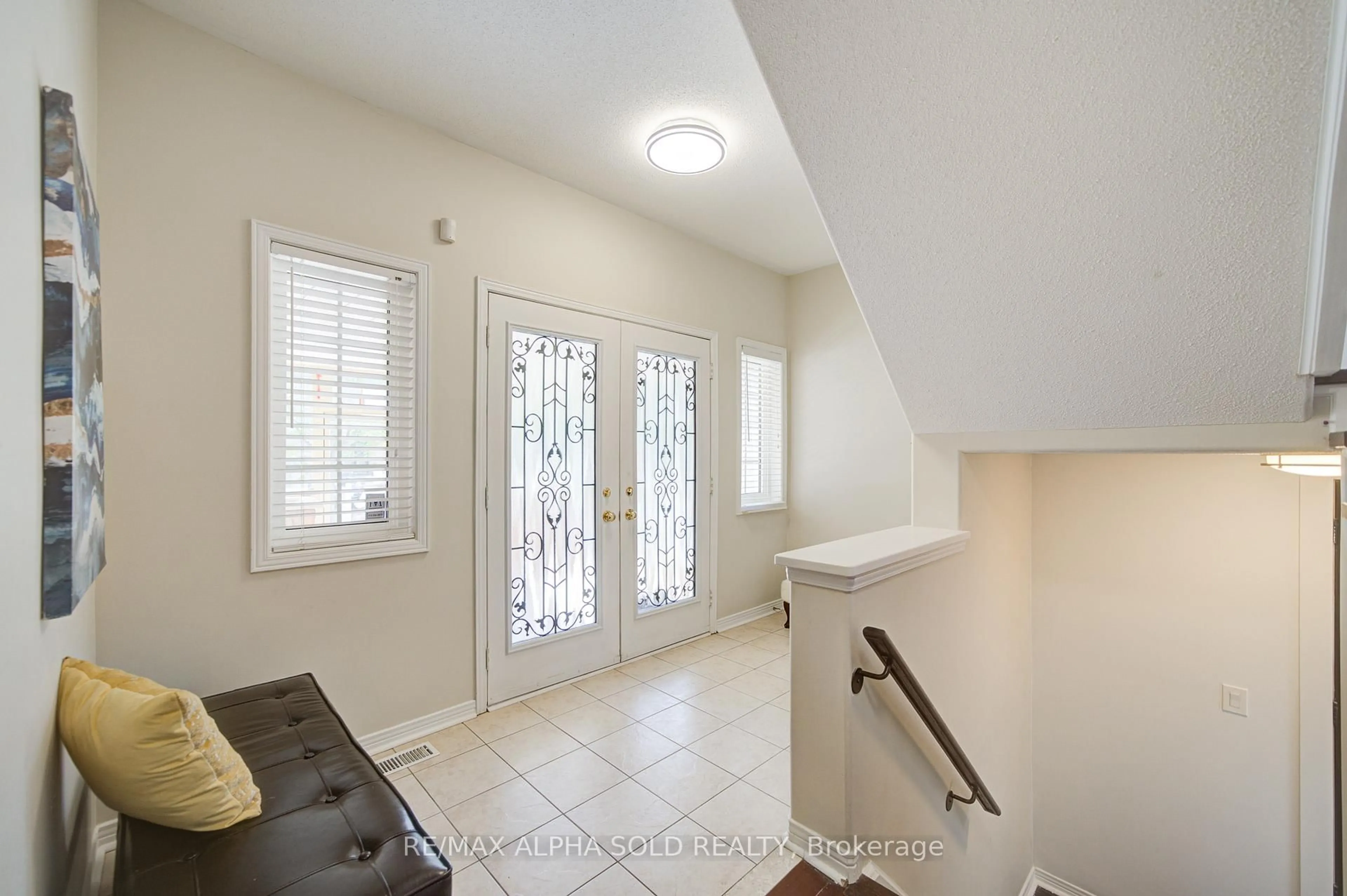 Indoor entryway for 8 Hollylane Dr, Markham Ontario L6C 2K1