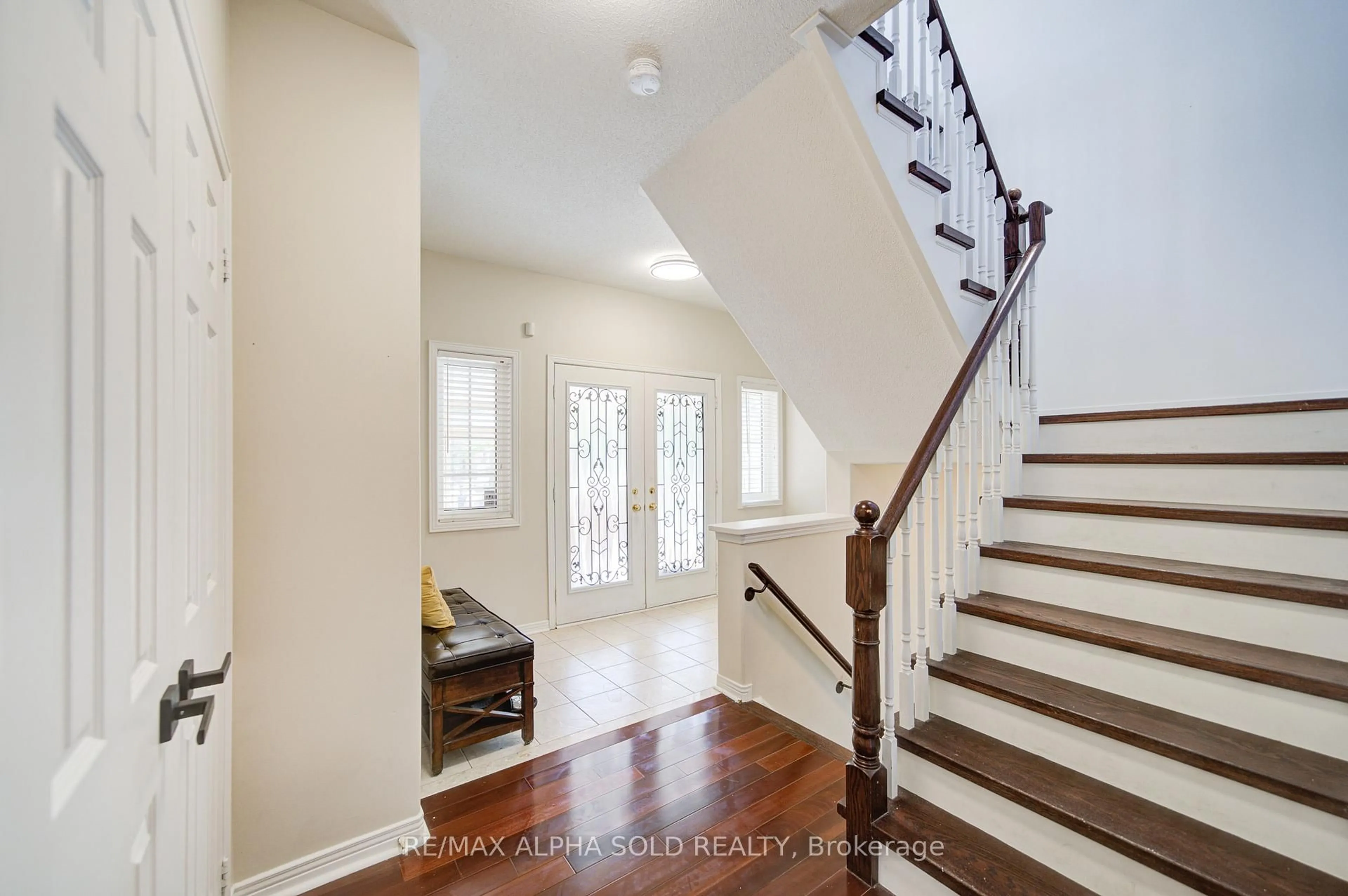 Indoor entryway for 8 Hollylane Dr, Markham Ontario L6C 2K1