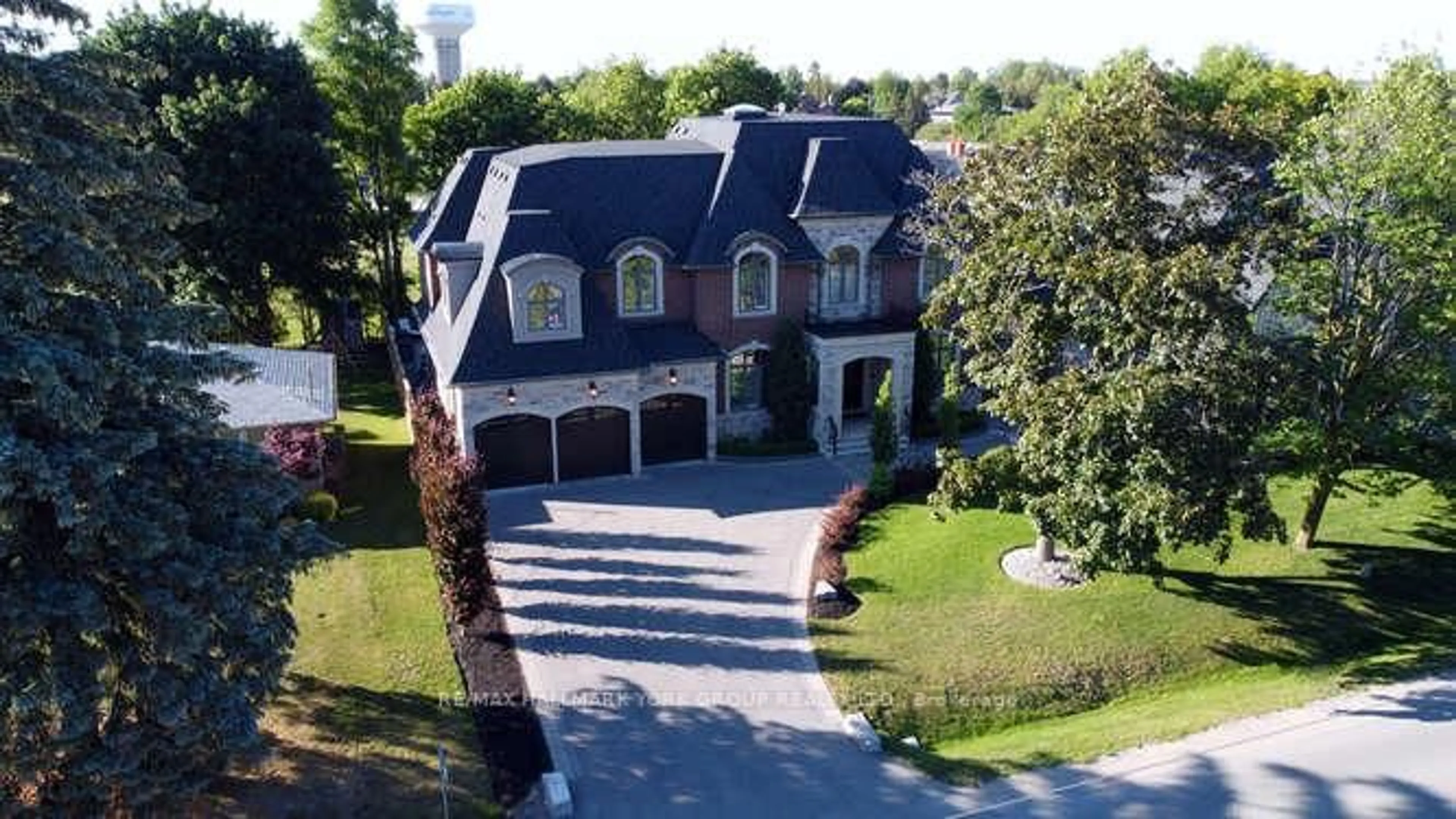 A pic from outside/outdoor area/front of a property/back of a property/a pic from drone, street for 82 Elizabeth Grve, King Ontario L7B 1H6