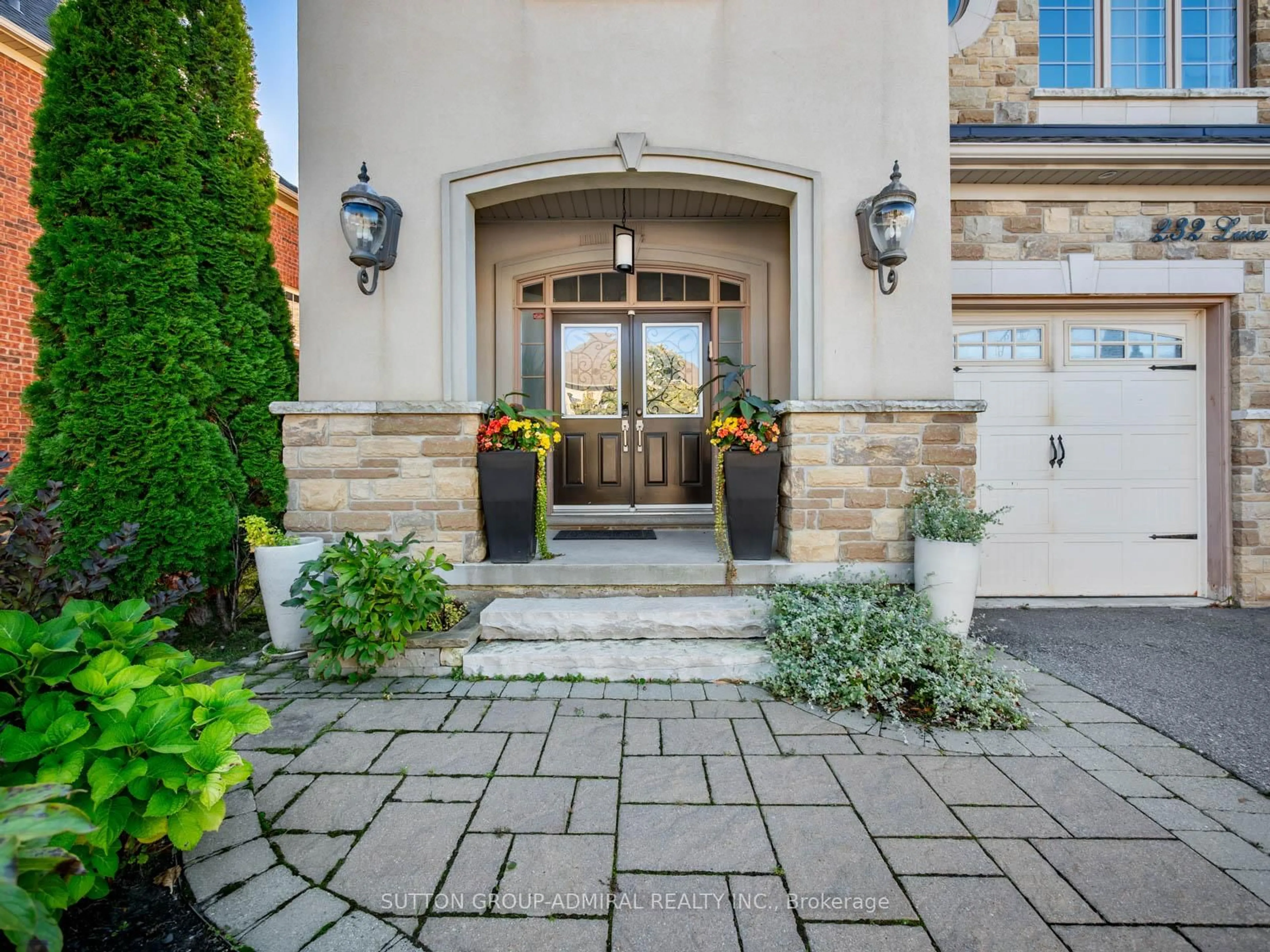 Indoor entryway for 232 Luca Ave, Vaughan Ontario L6A 0X3