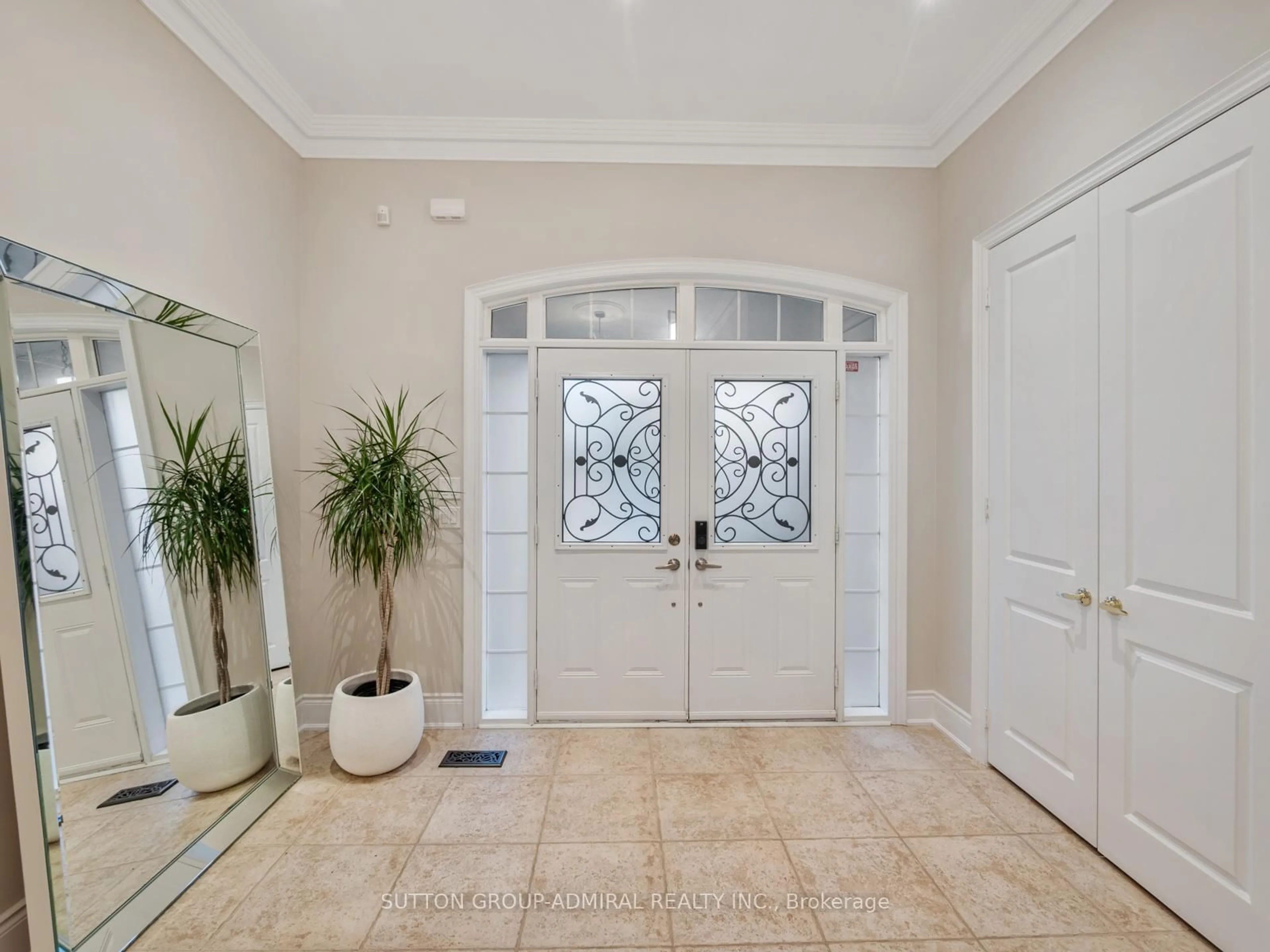 Indoor entryway for 232 Luca Ave, Vaughan Ontario L6A 0X3