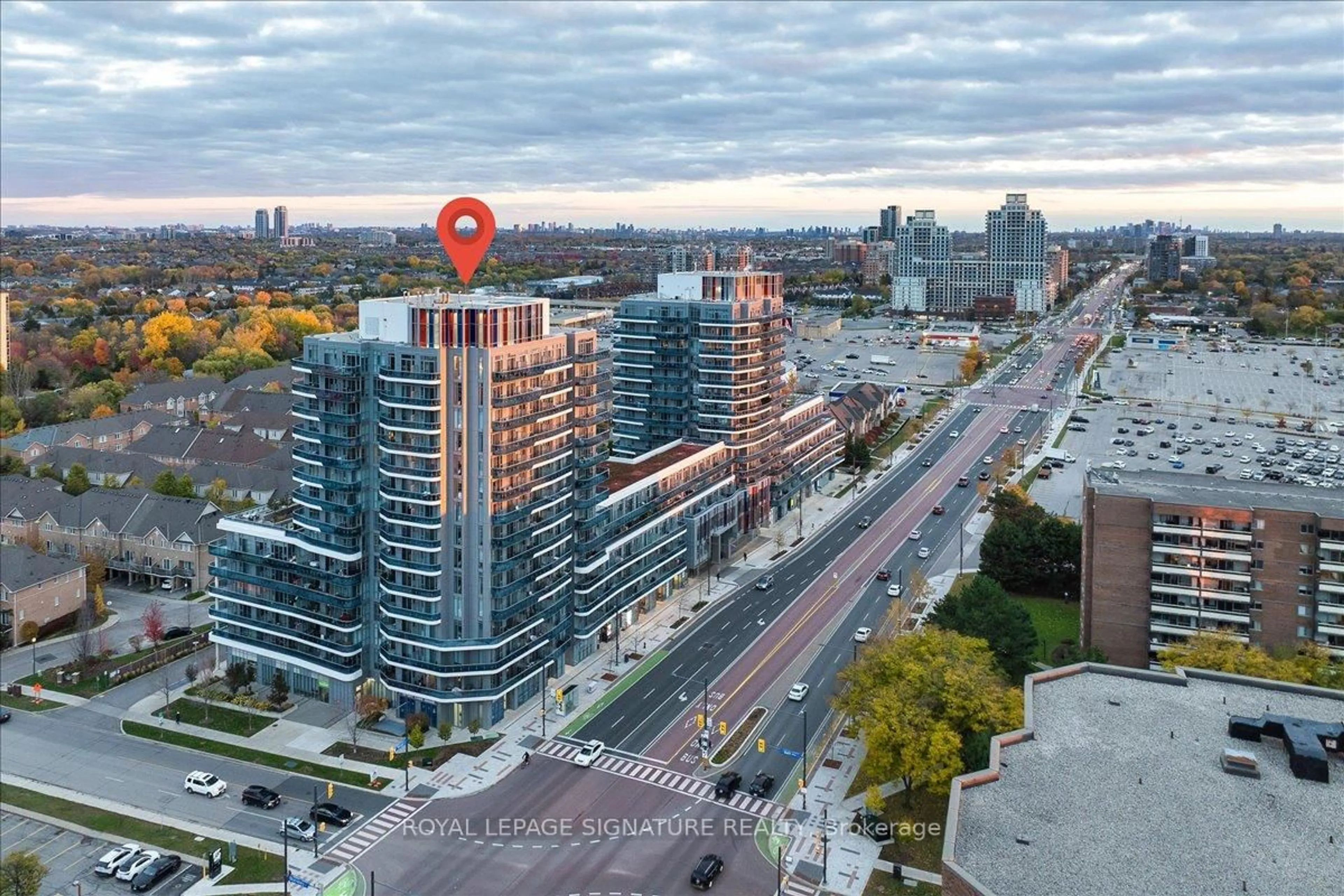 A pic from outside/outdoor area/front of a property/back of a property/a pic from drone, city buildings view from balcony for 9471 Yonge St #LPH06, Richmond Hill Ontario L4C 1V4