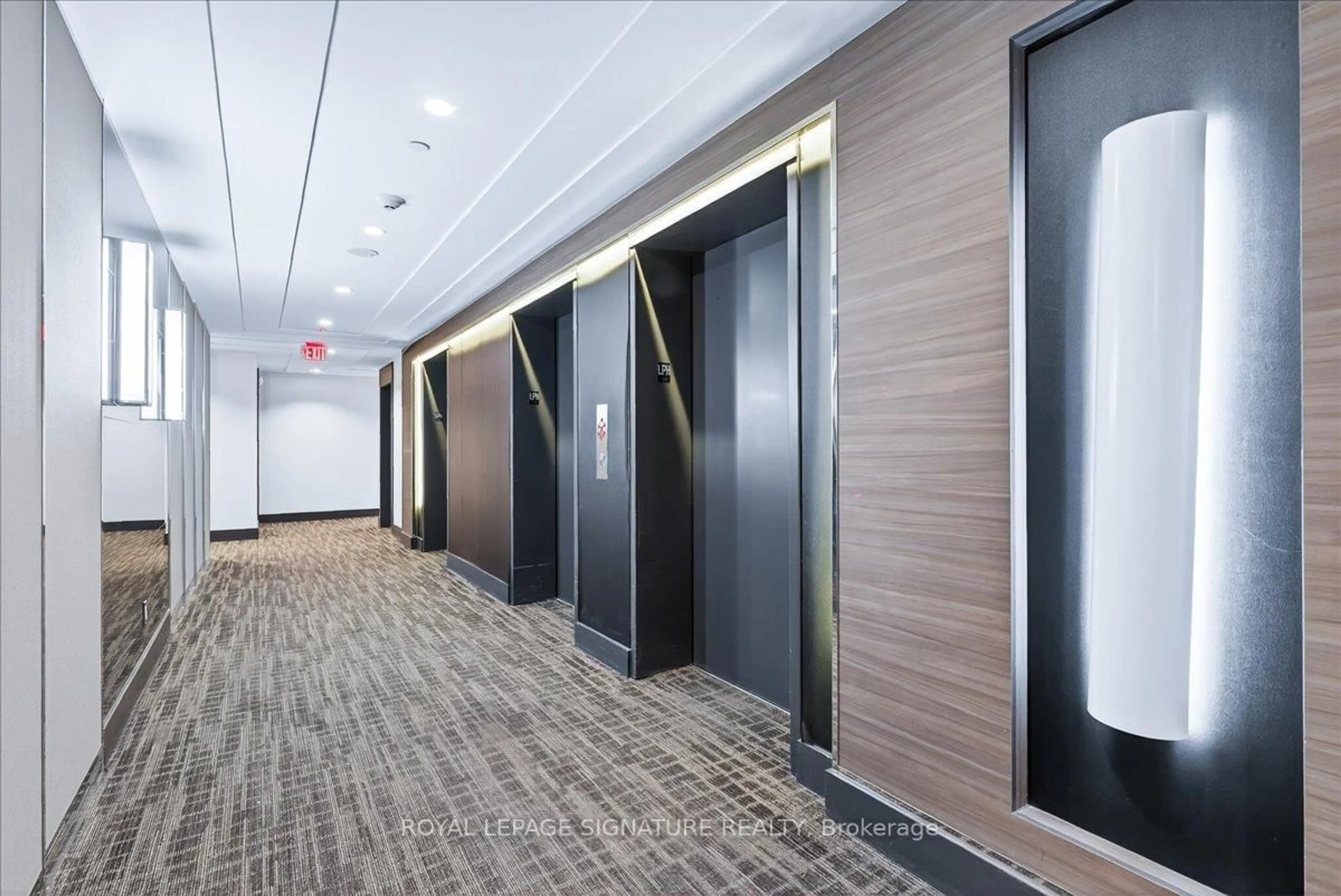 Indoor foyer for 9471 Yonge St #LPH06, Richmond Hill Ontario L4C 1V4