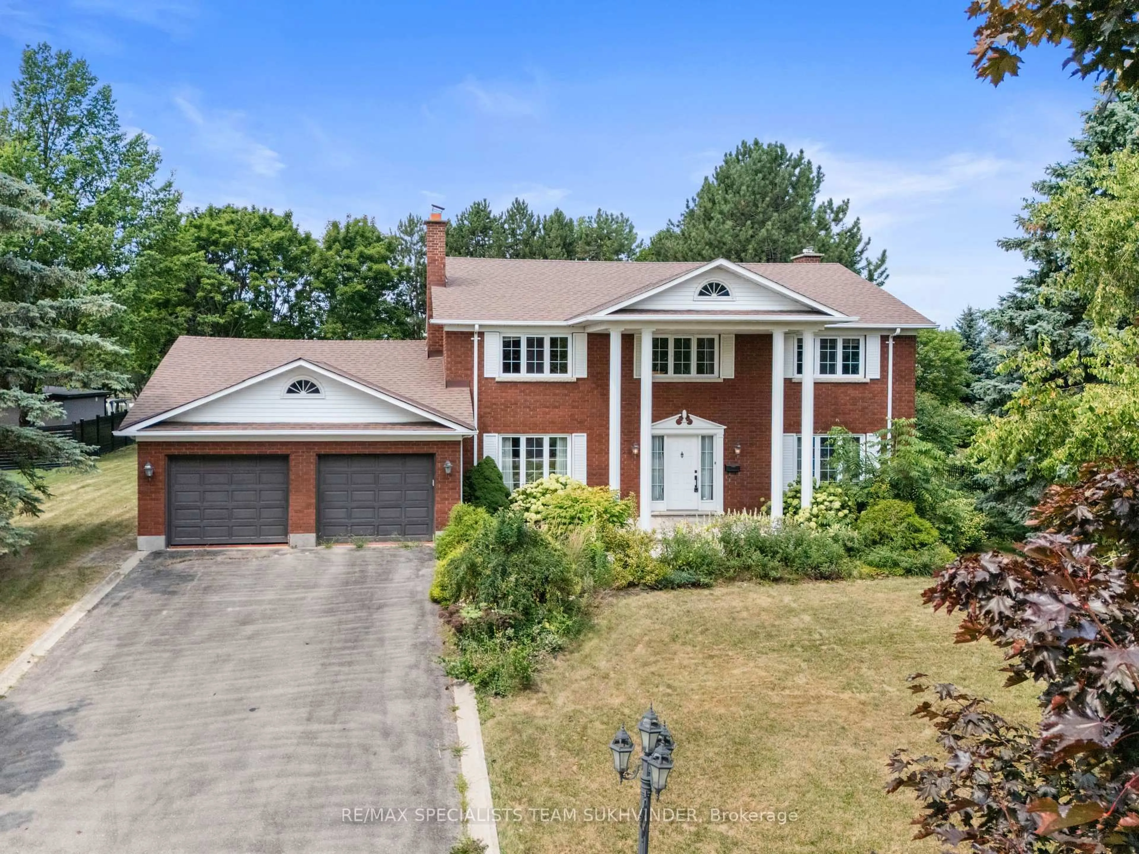 A pic from outside/outdoor area/front of a property/back of a property/a pic from drone, street for 445 Warren Rd, King Ontario L7B 1C4