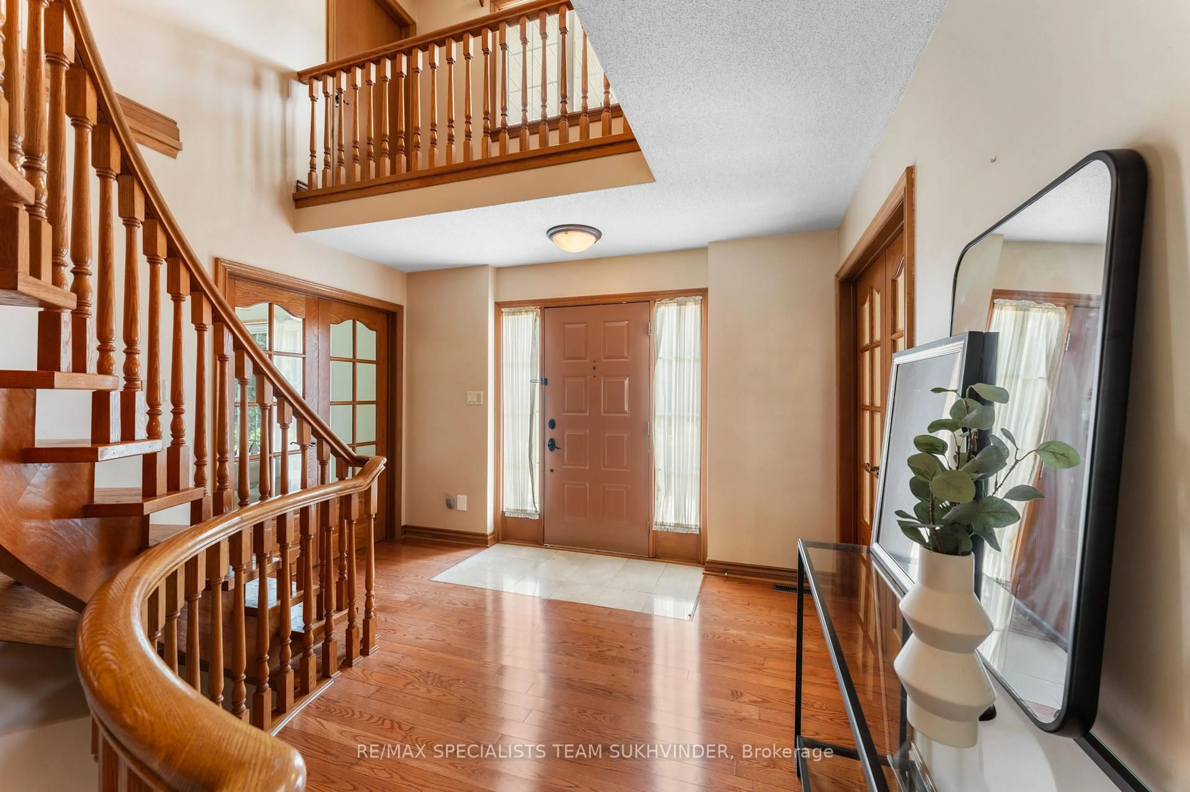 Indoor foyer for 445 Warren Rd, King Ontario L7B 1C4