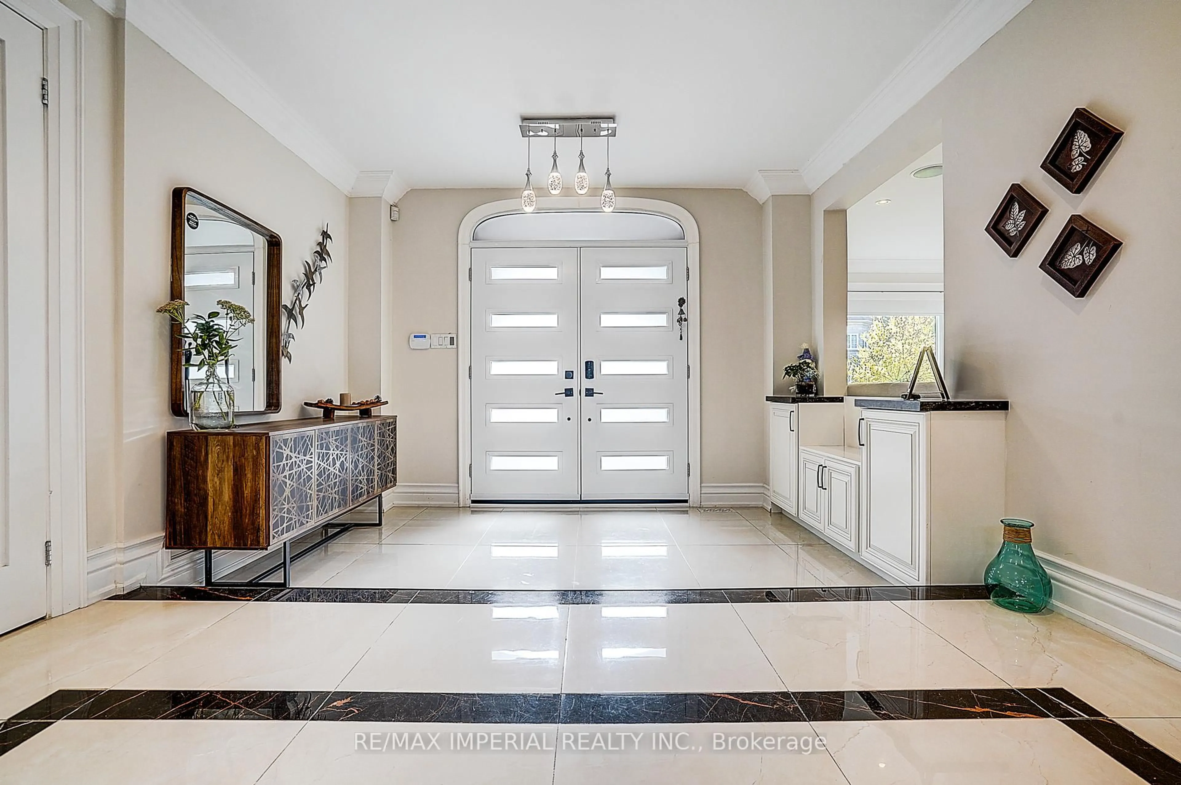 Indoor entryway for 50 Kings Cross Ave, Richmond Hill Ontario L4B 2S9