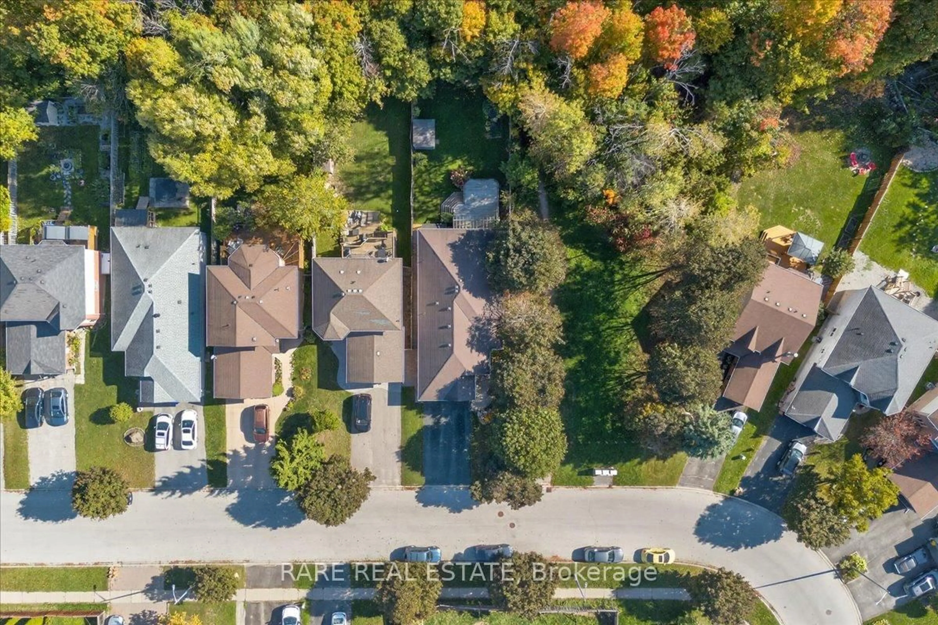 A pic from outside/outdoor area/front of a property/back of a property/a pic from drone, street for 1069 Corrie St, Innisfil Ontario L9S 1T7