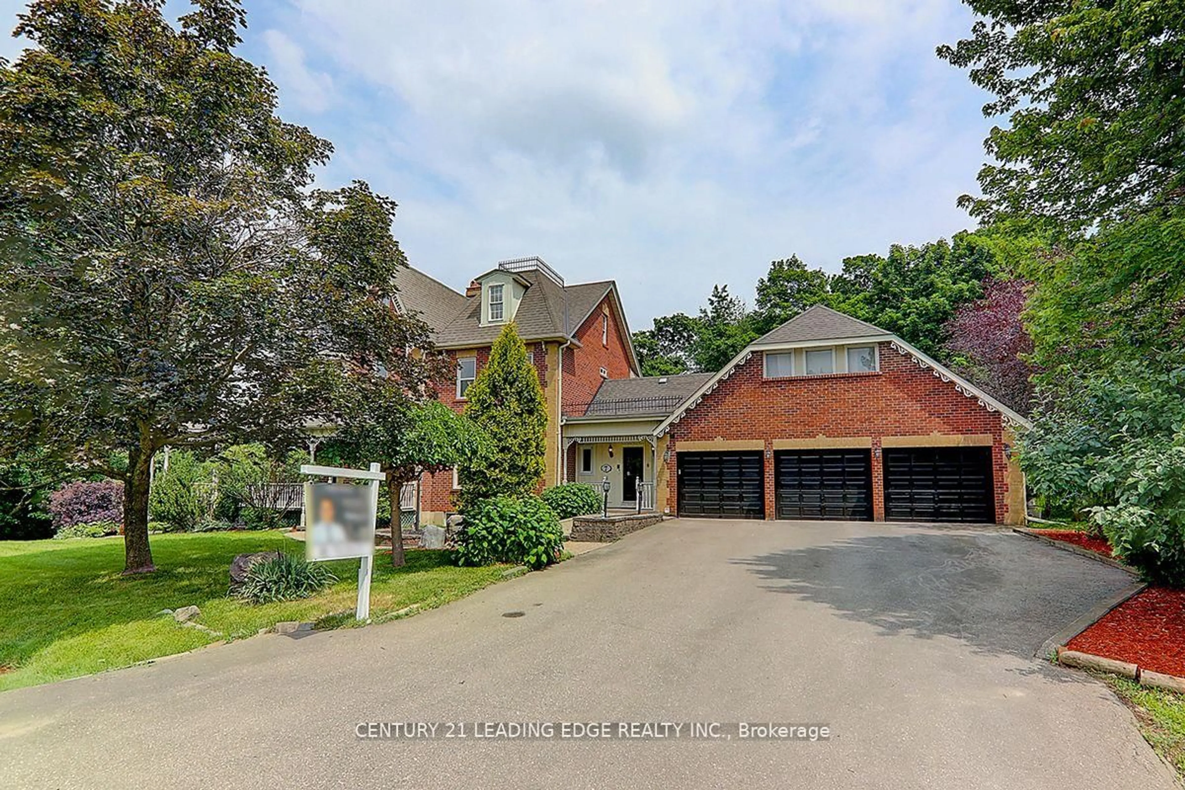 A pic from outside/outdoor area/front of a property/back of a property/a pic from drone, street for 7 Maple View Lane, Whitchurch-Stouffville Ontario L4A 7X5