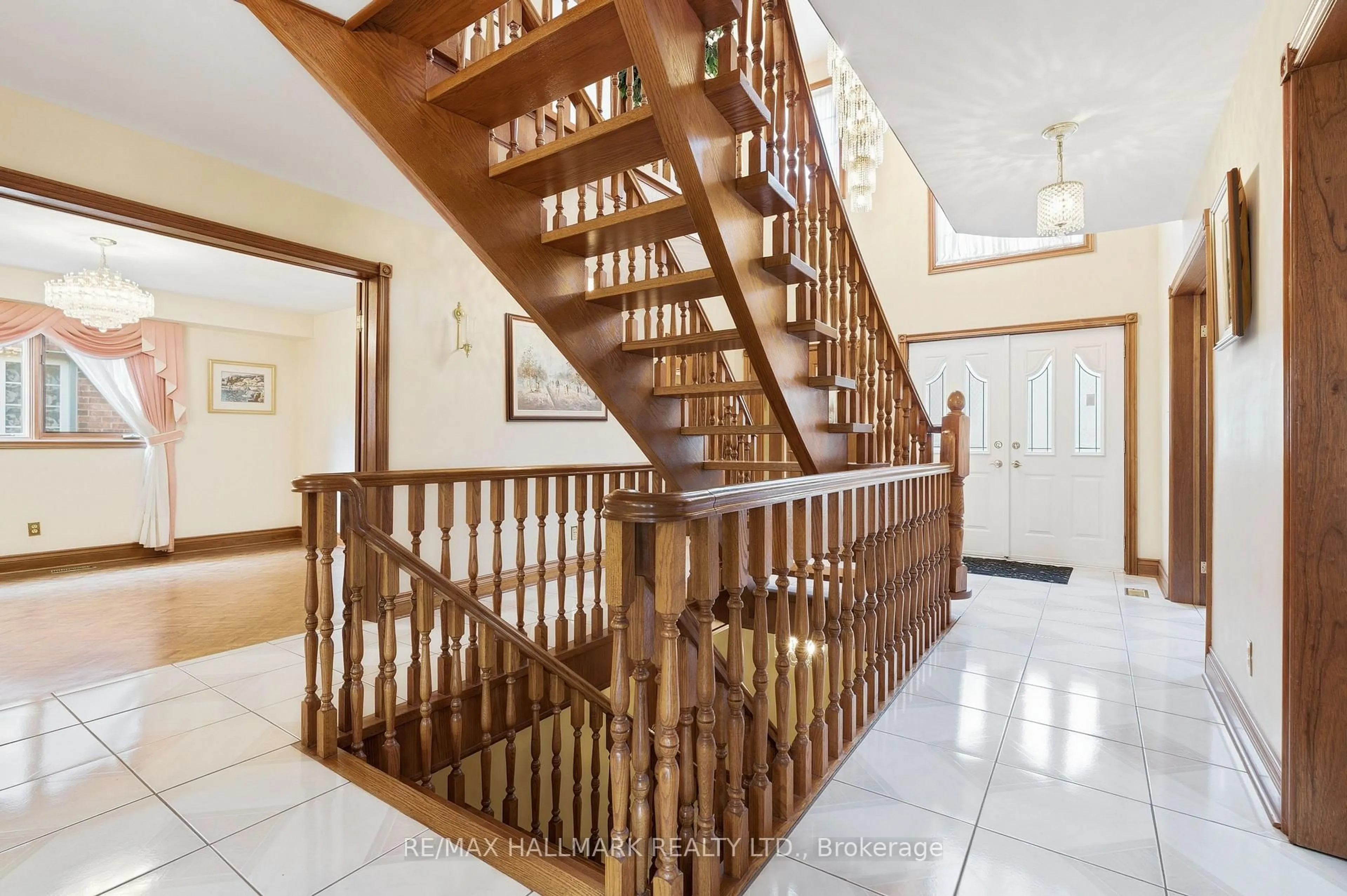 Indoor foyer for 24 Whalen Crt, Richmond Hill Ontario L4C 9T4