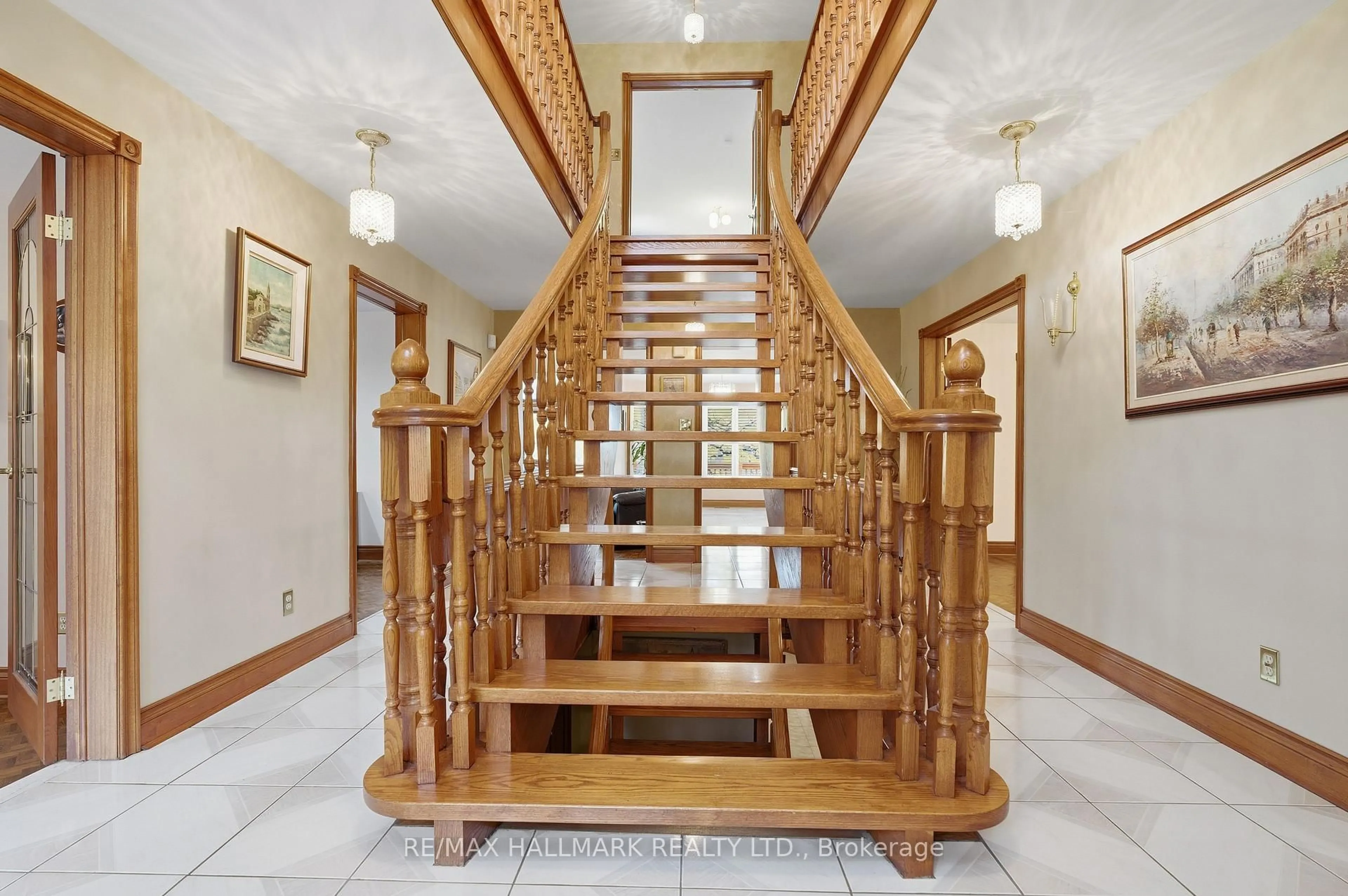 Indoor foyer for 24 Whalen Crt, Richmond Hill Ontario L4C 9T4