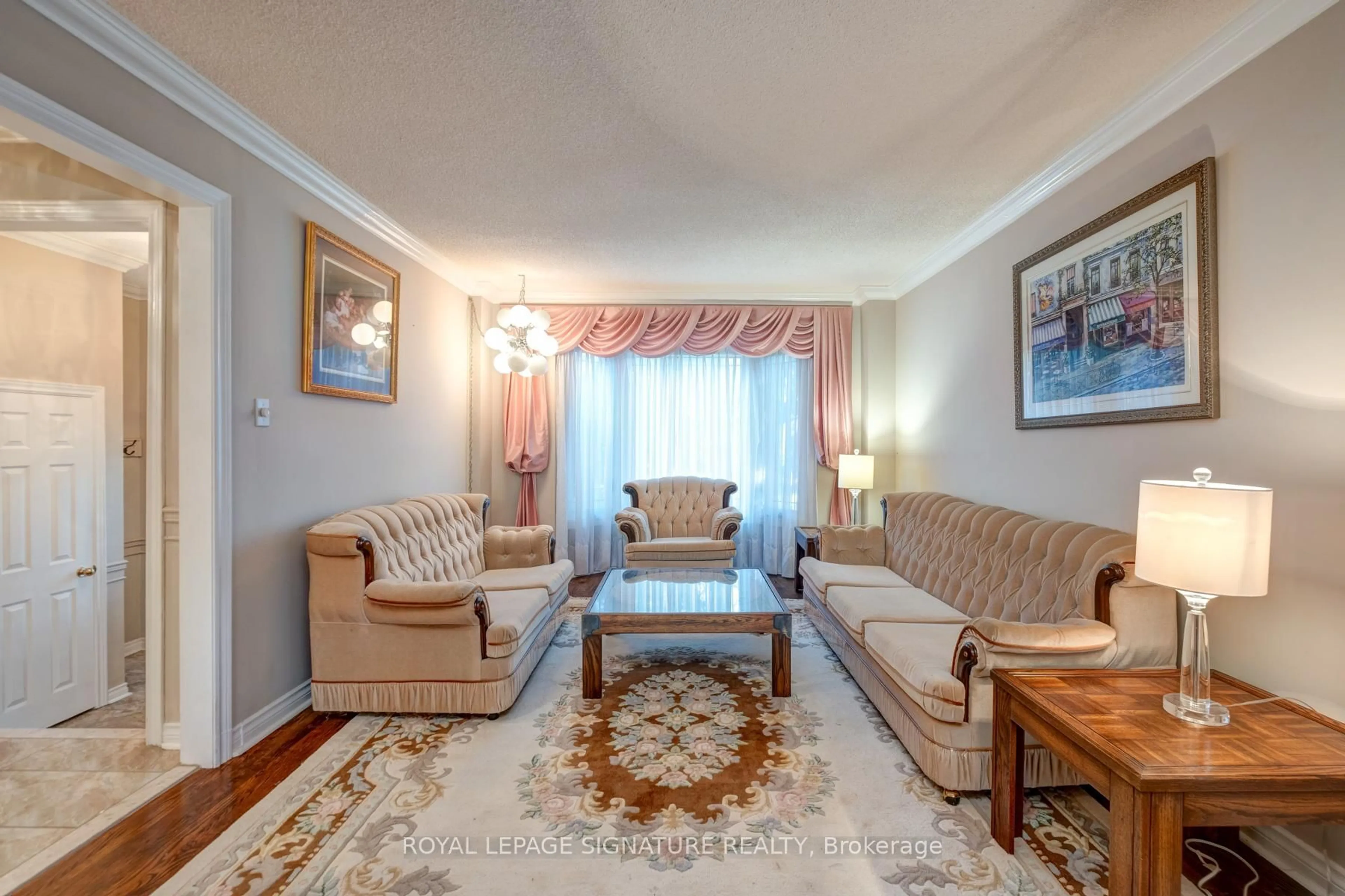 Living room with furniture, carpet floor for 4 Ruth Crt, Whitchurch-Stouffville Ontario L4A 2E3
