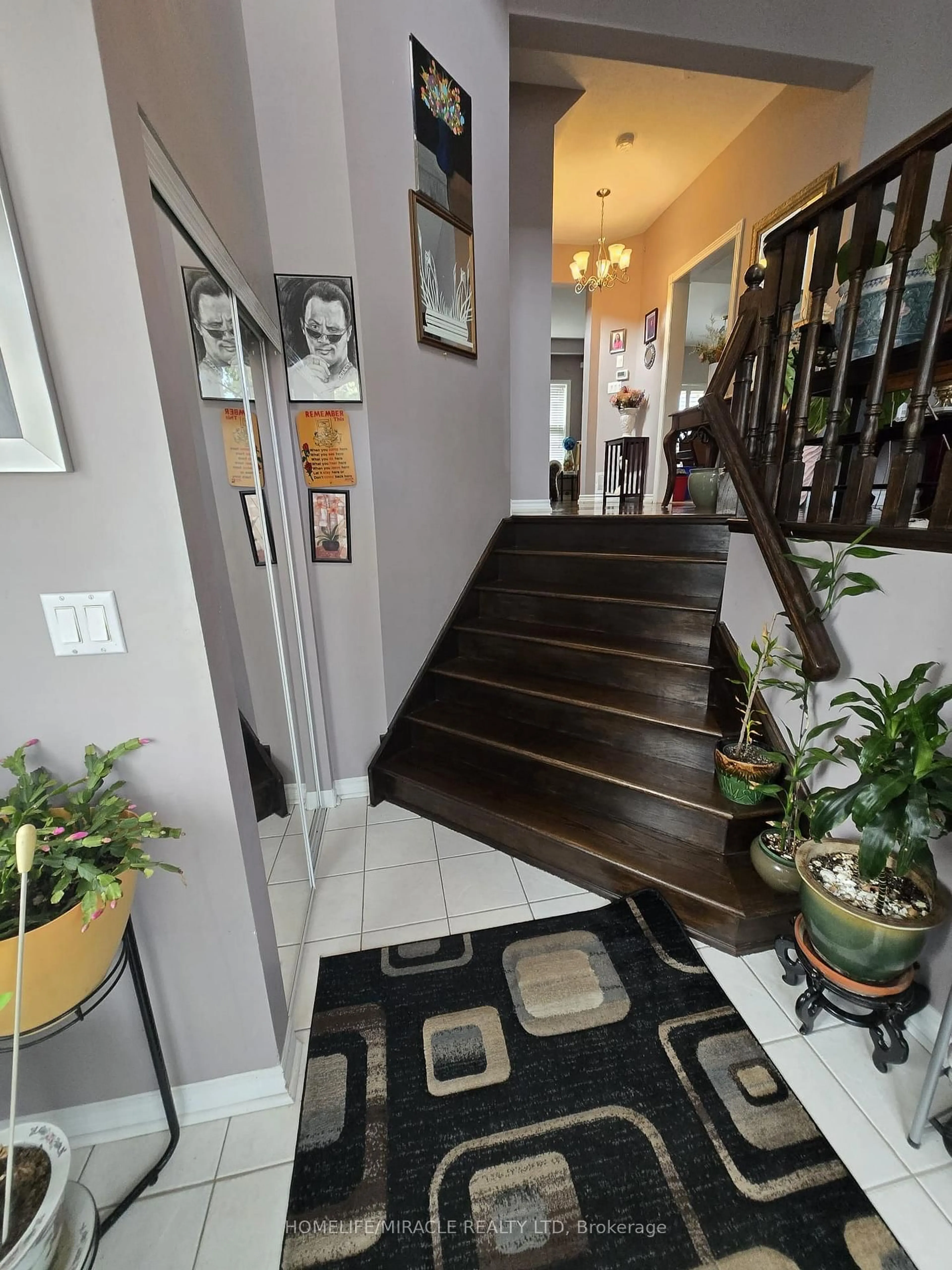 Indoor foyer for 10 Gina Dr, Vaughan Ontario L6A 3X2