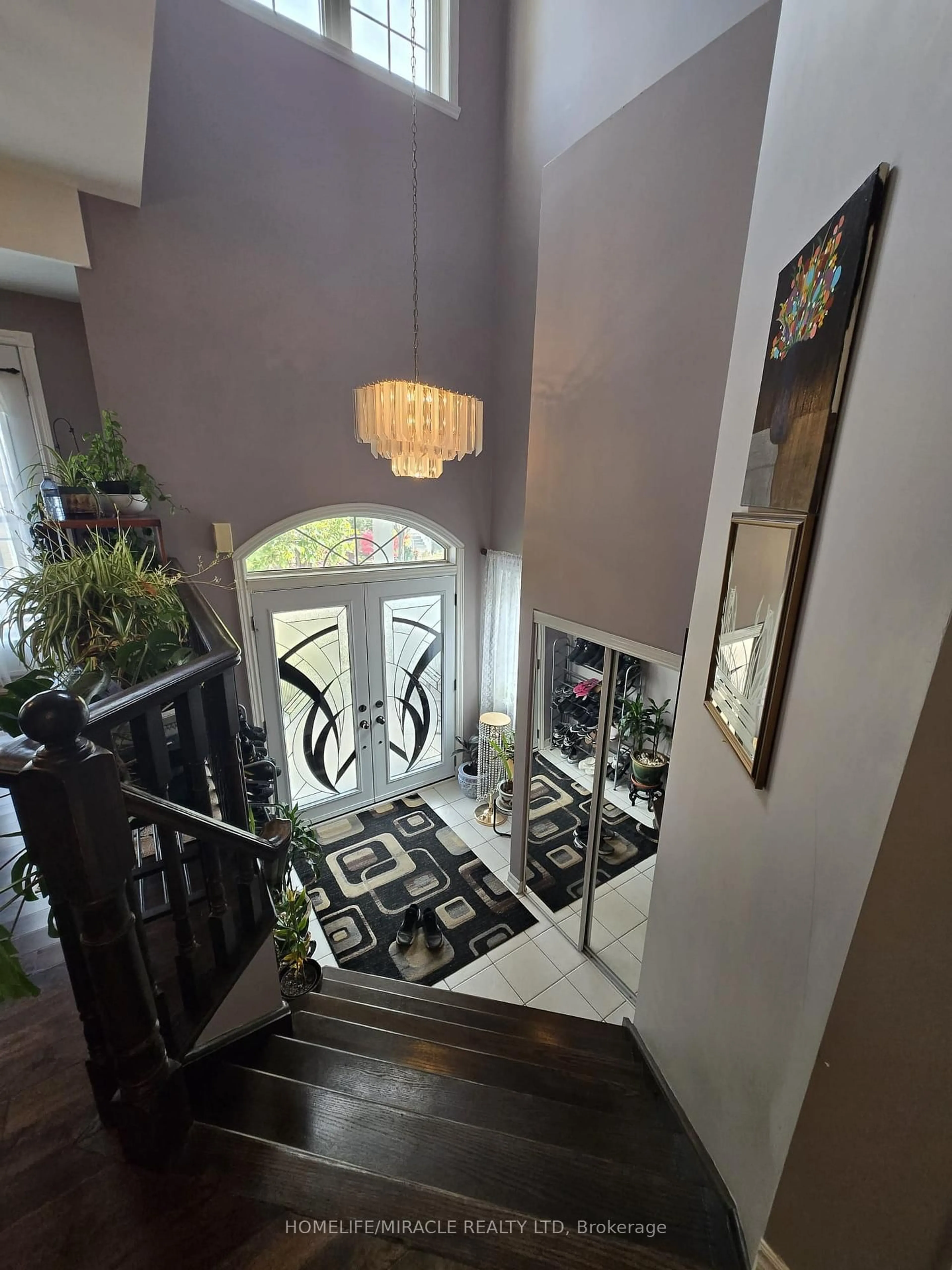 Indoor foyer for 10 Gina Dr, Vaughan Ontario L6A 3X2