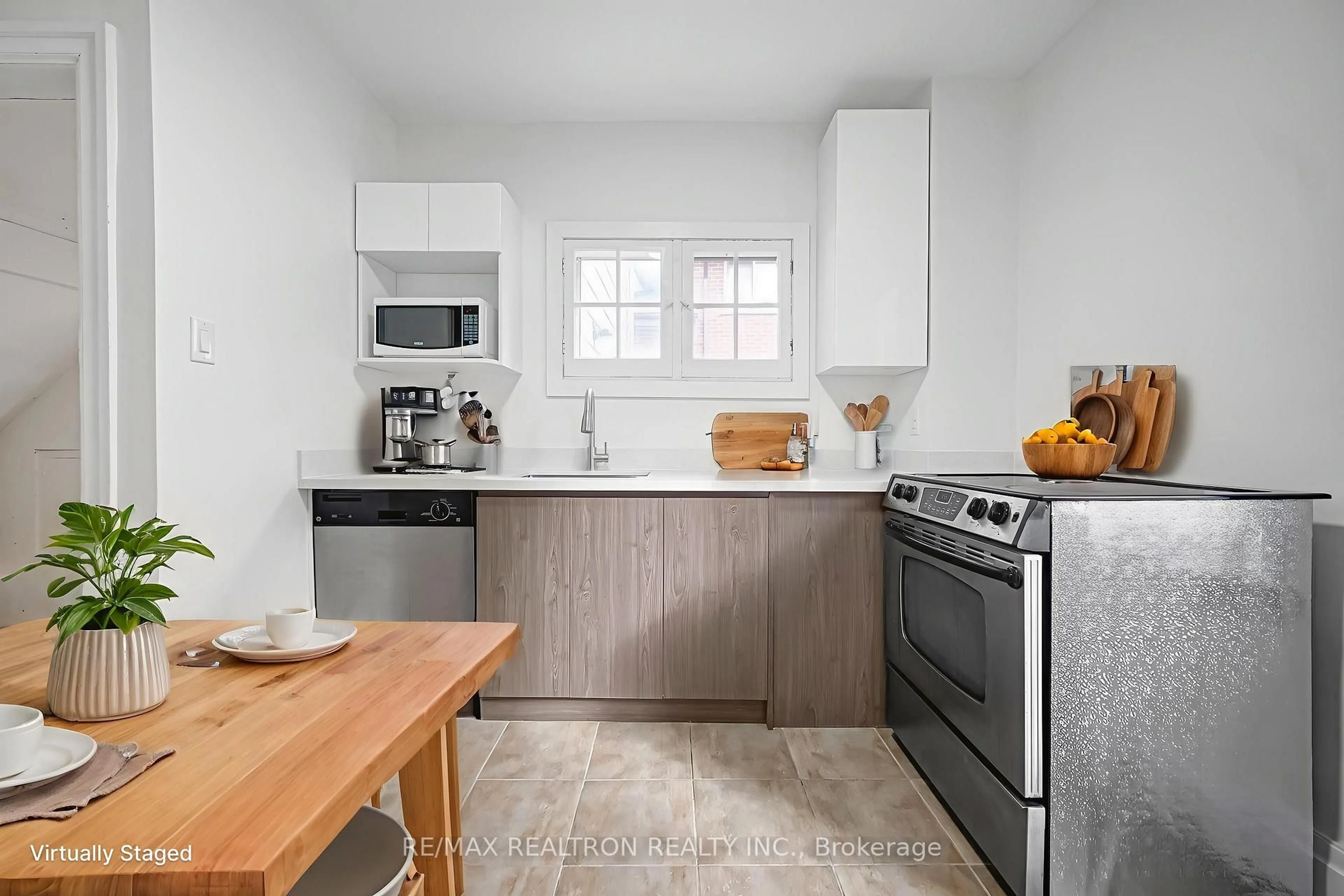 Standard kitchen, unknown for 222 Richmond St, Richmond Hill Ontario L4C 3Y8