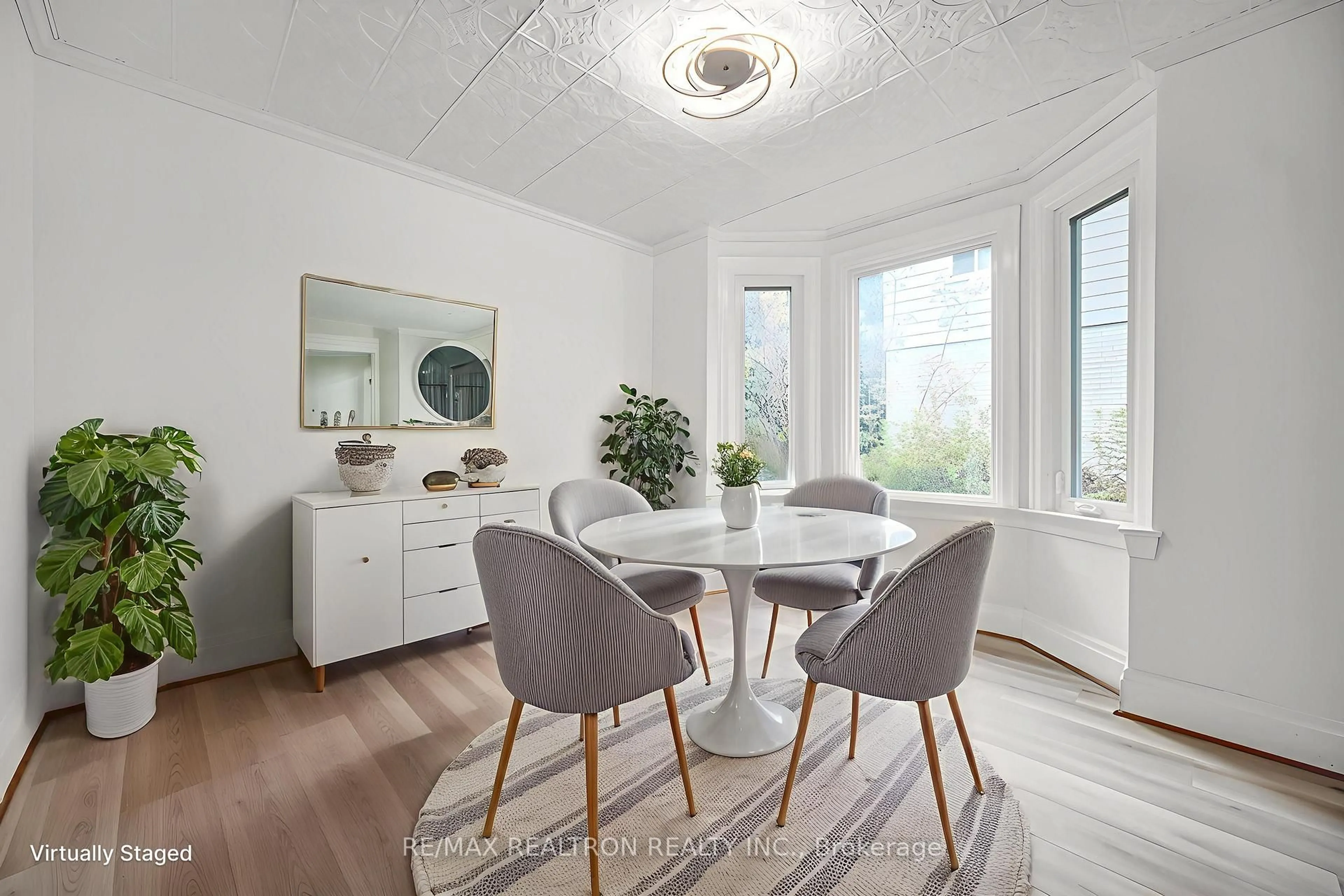 Dining room, wood/laminate floor for 222 Richmond St, Richmond Hill Ontario L4C 3Y8