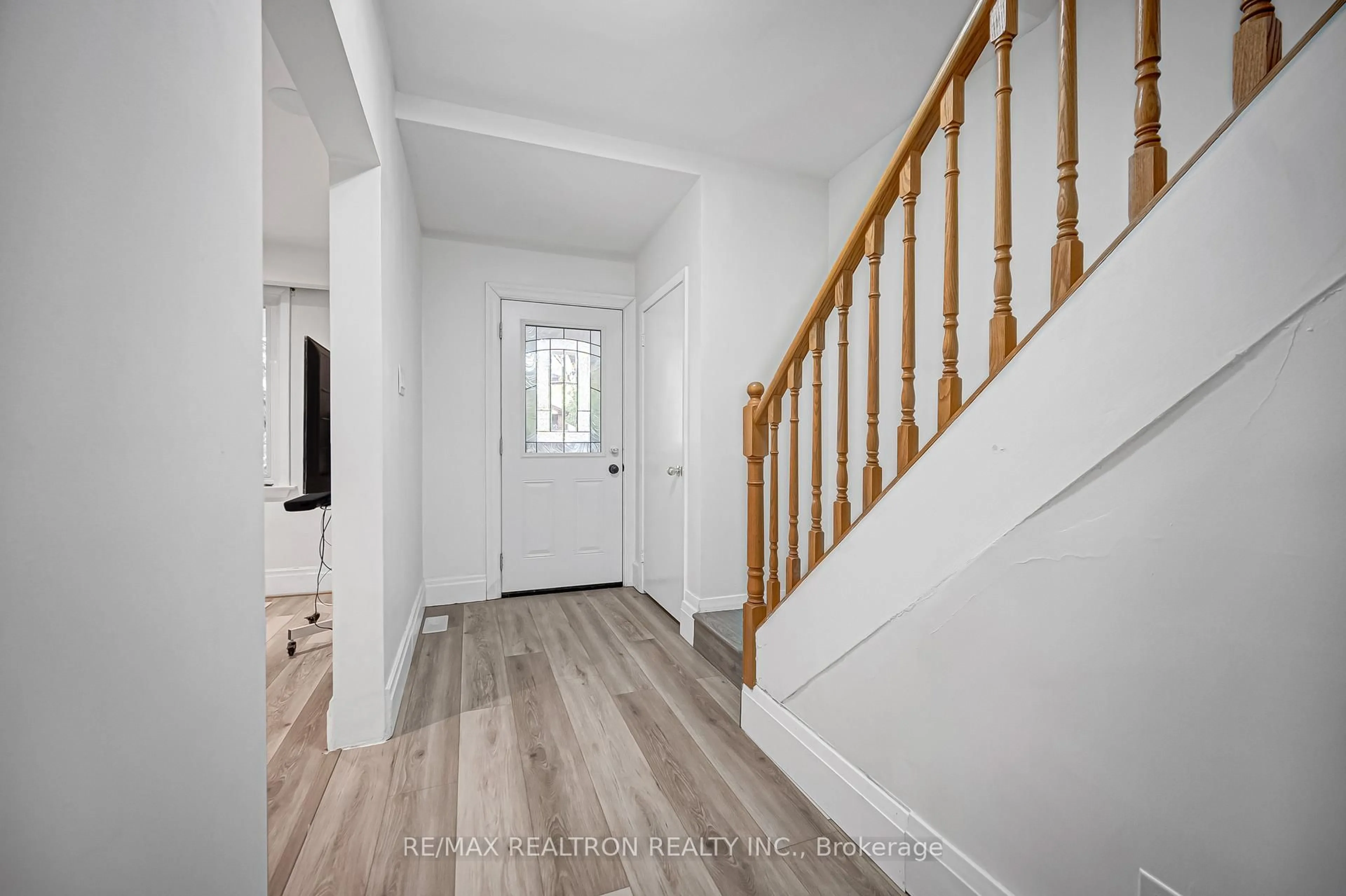 Indoor entryway for 222 Richmond St, Richmond Hill Ontario L4C 3Y8