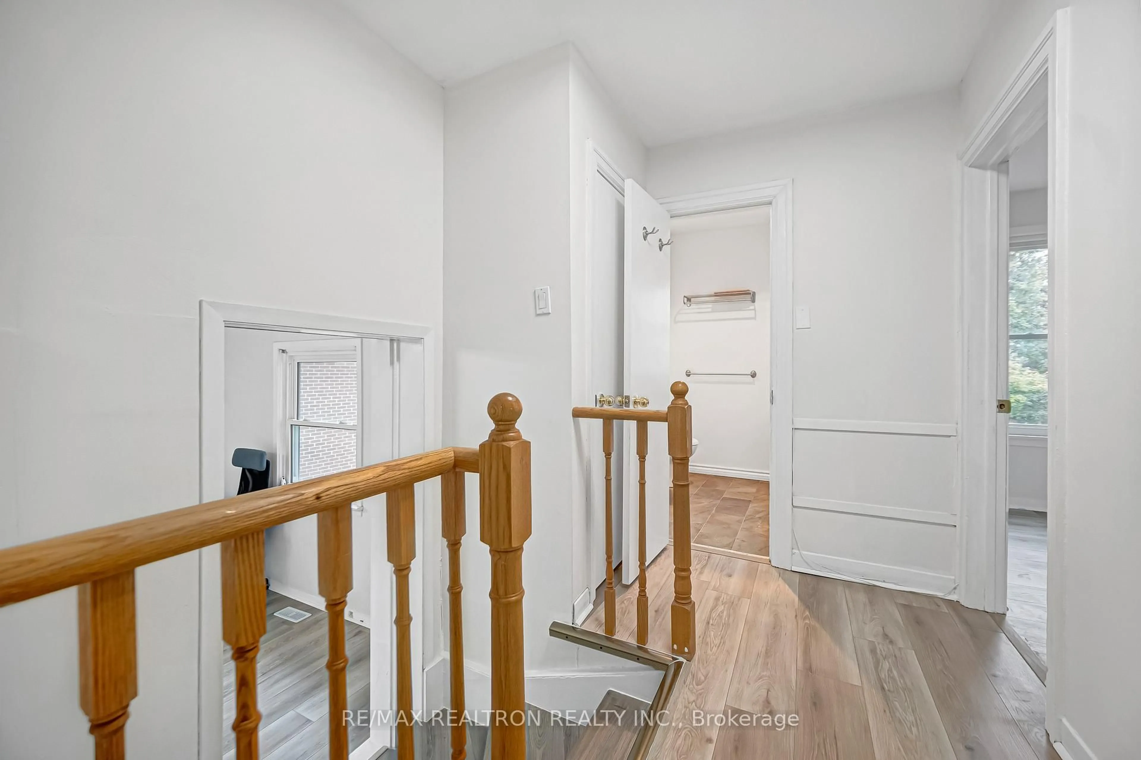 Indoor foyer for 222 Richmond St, Richmond Hill Ontario L4C 3Y8