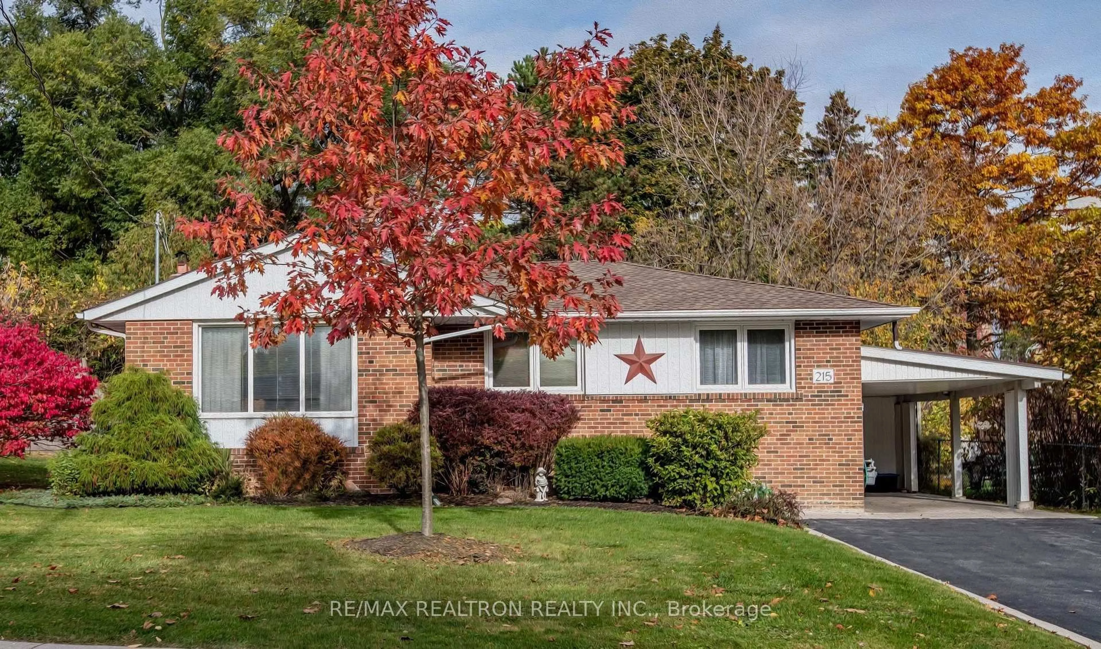 Home with brick exterior material, street for 215 Parkview Cres, Newmarket Ontario L3Y 2C9