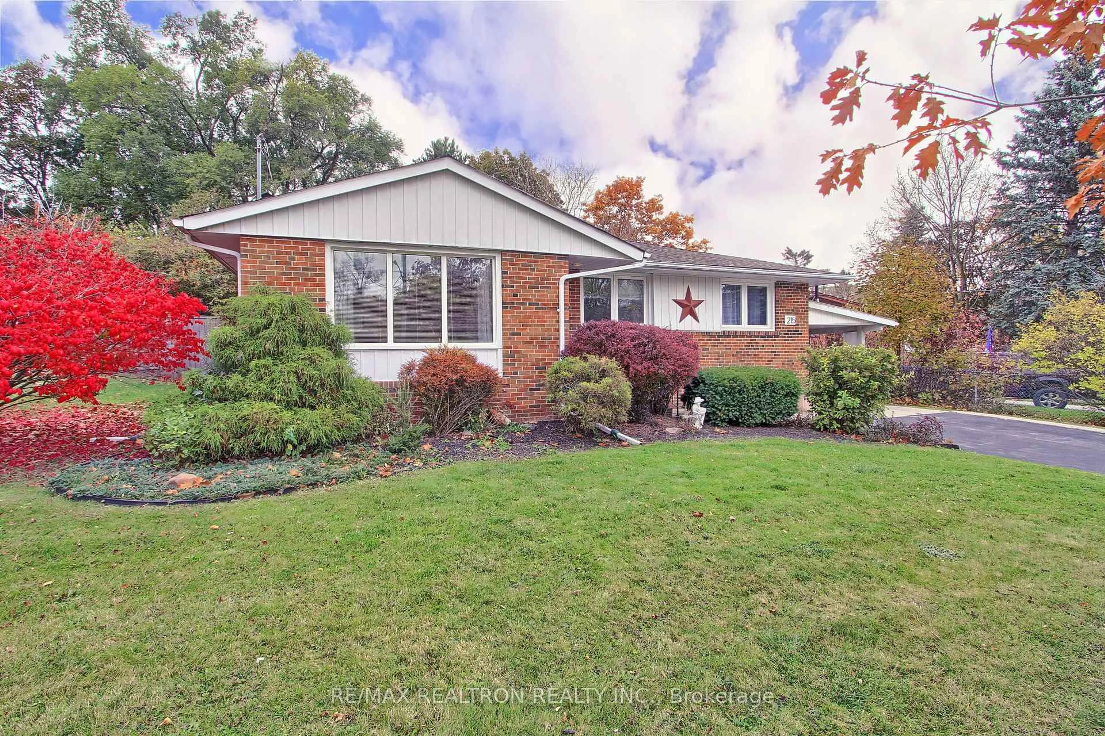 Home with brick exterior material, street for 215 Parkview Cres, Newmarket Ontario L3Y 2C9