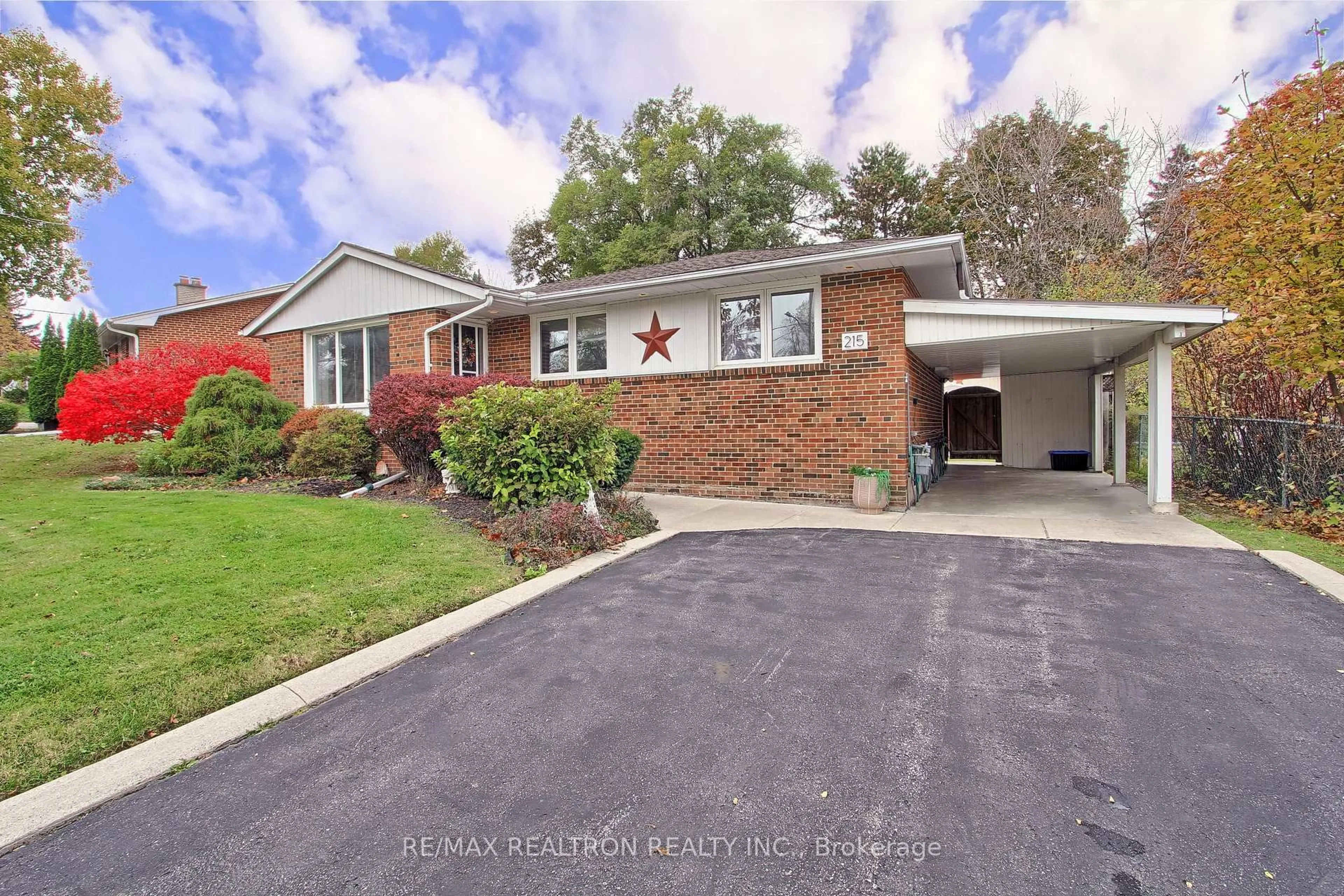 Home with brick exterior material, street for 215 Parkview Cres, Newmarket Ontario L3Y 2C9