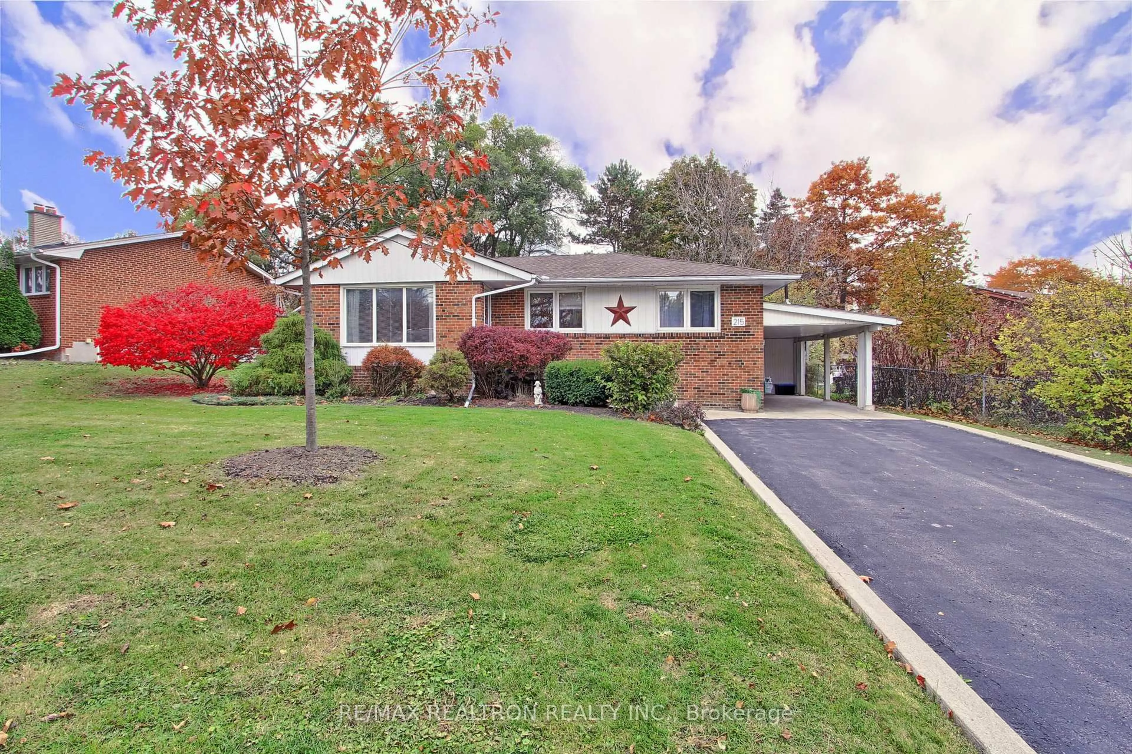 Home with brick exterior material, street for 215 Parkview Cres, Newmarket Ontario L3Y 2C9