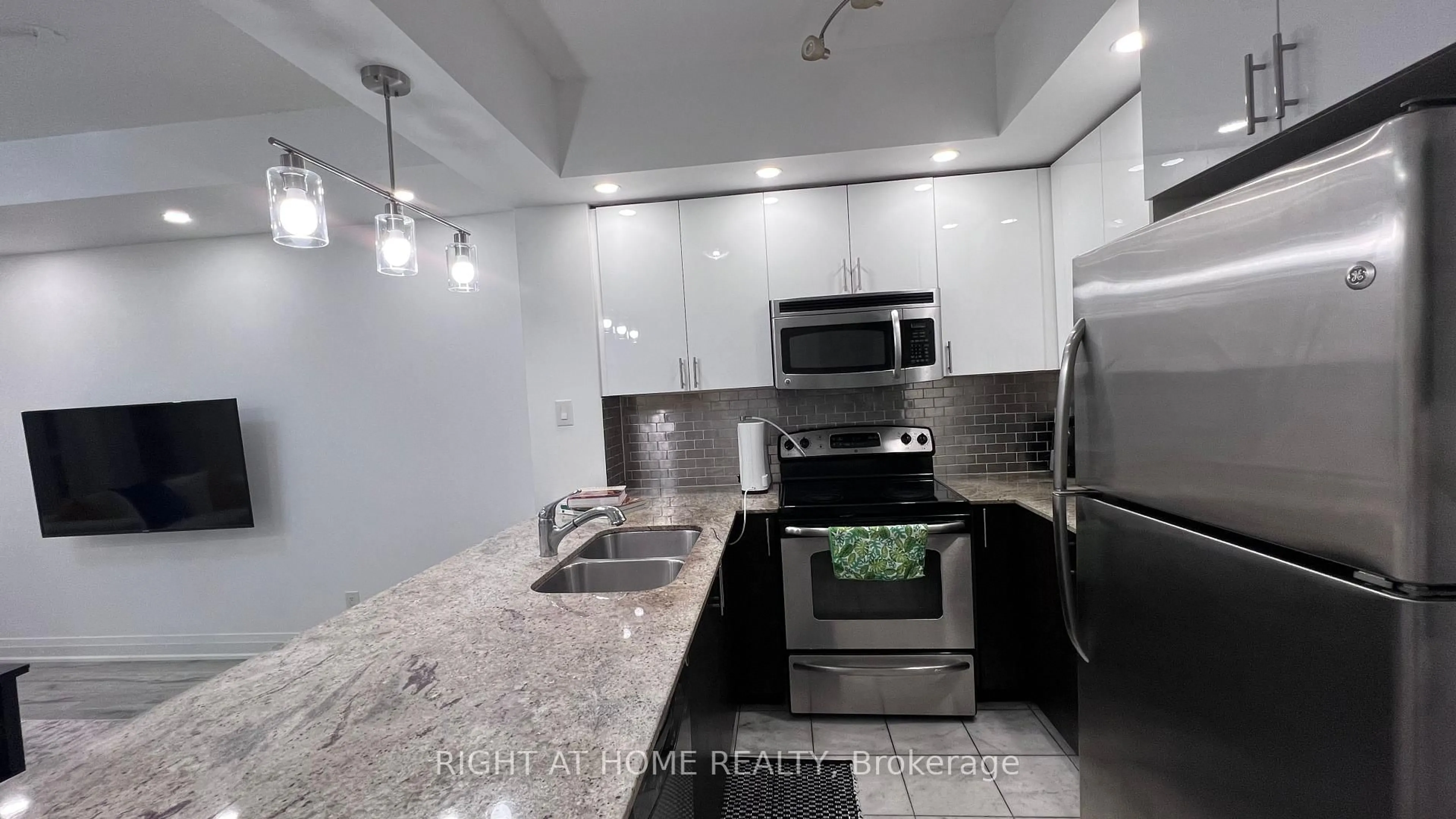 Standard kitchen, ceramic/tile floor for 520 Steeles Ave #814, Vaughan Ontario L4J 0H2
