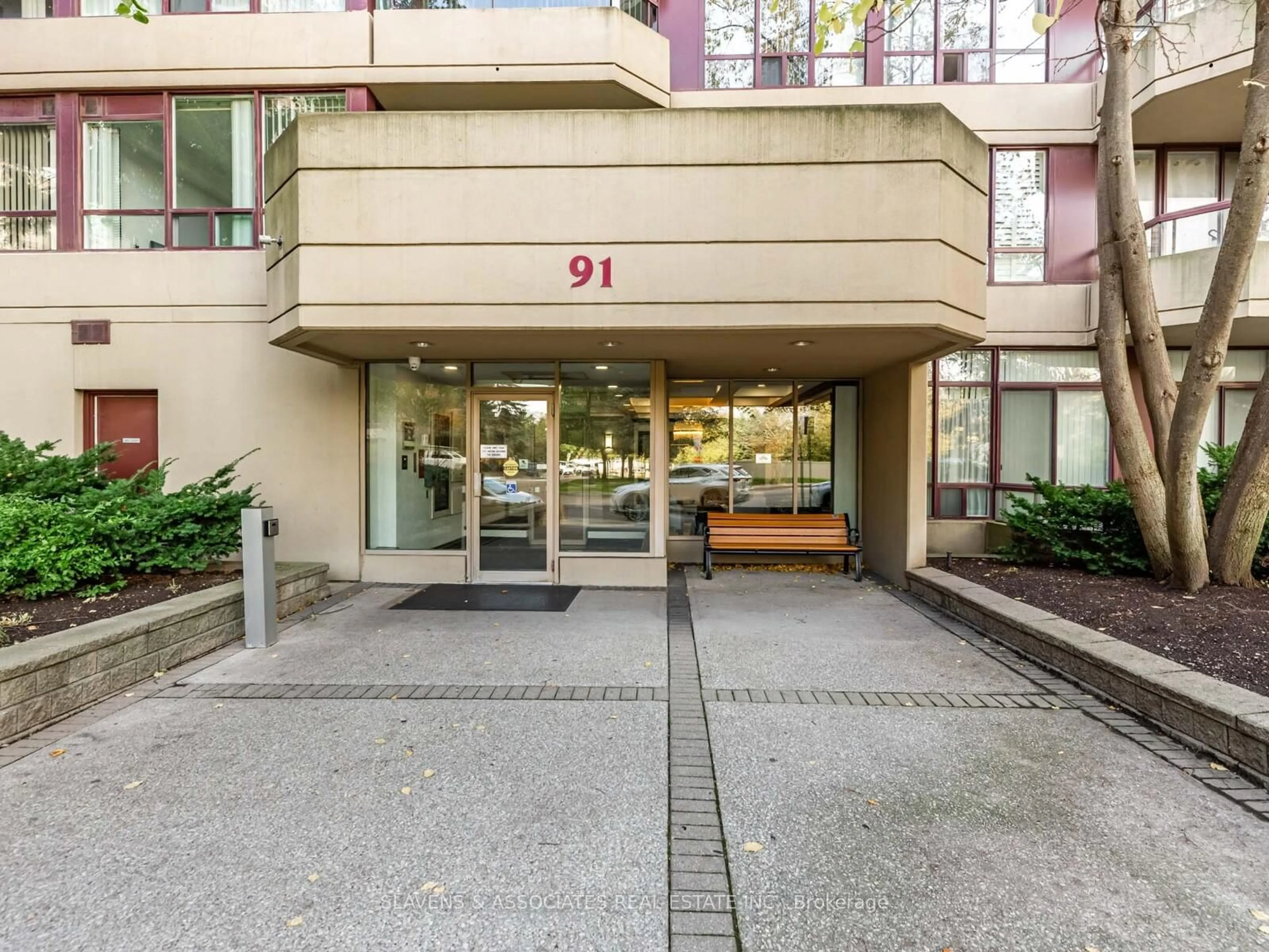 Indoor foyer for 91 Townsgate Dr #PH103, Vaughan Ontario L4J 8E8