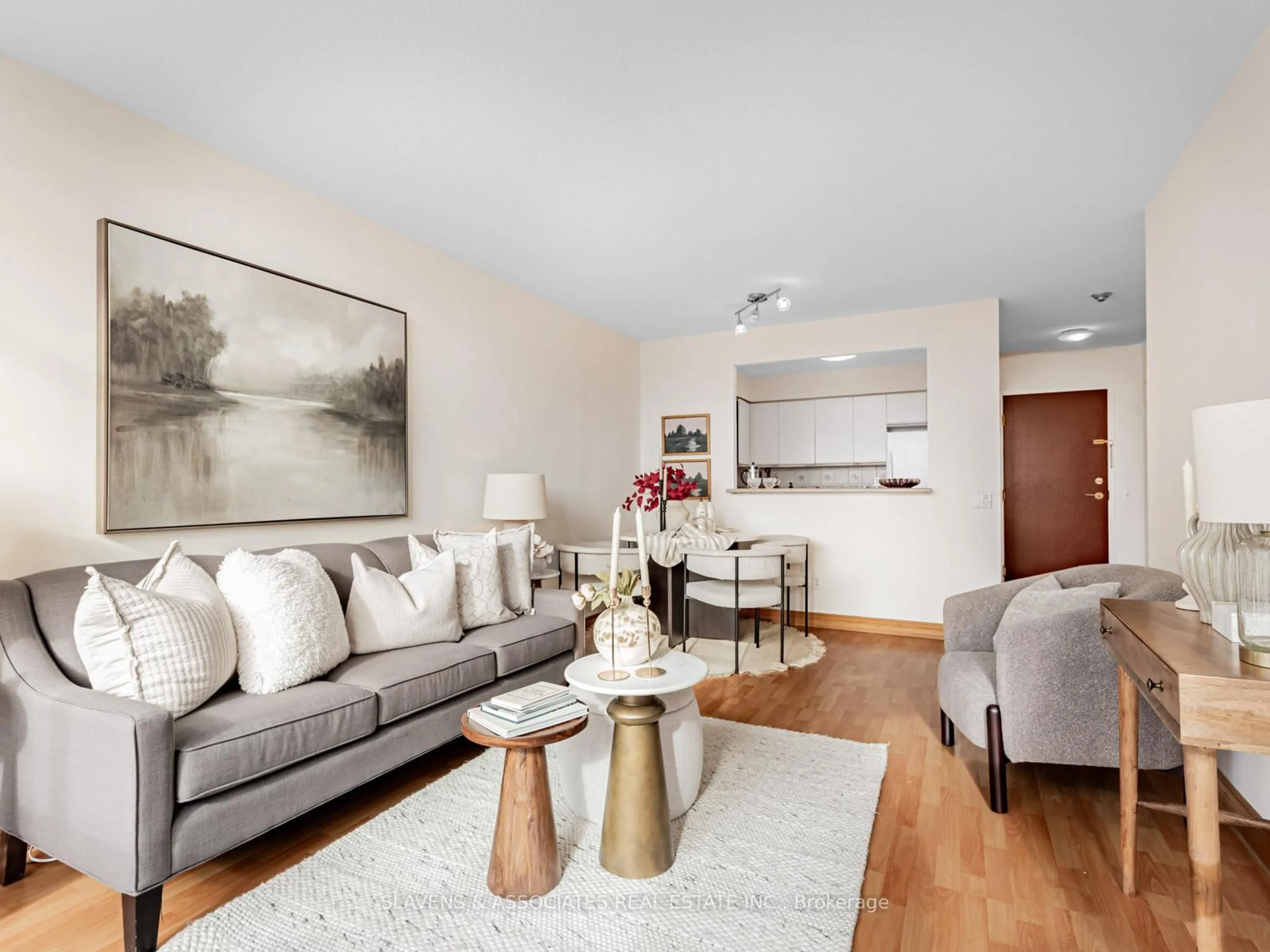 Living room with furniture, unknown for 91 Townsgate Dr #PH103, Vaughan Ontario L4J 8E8