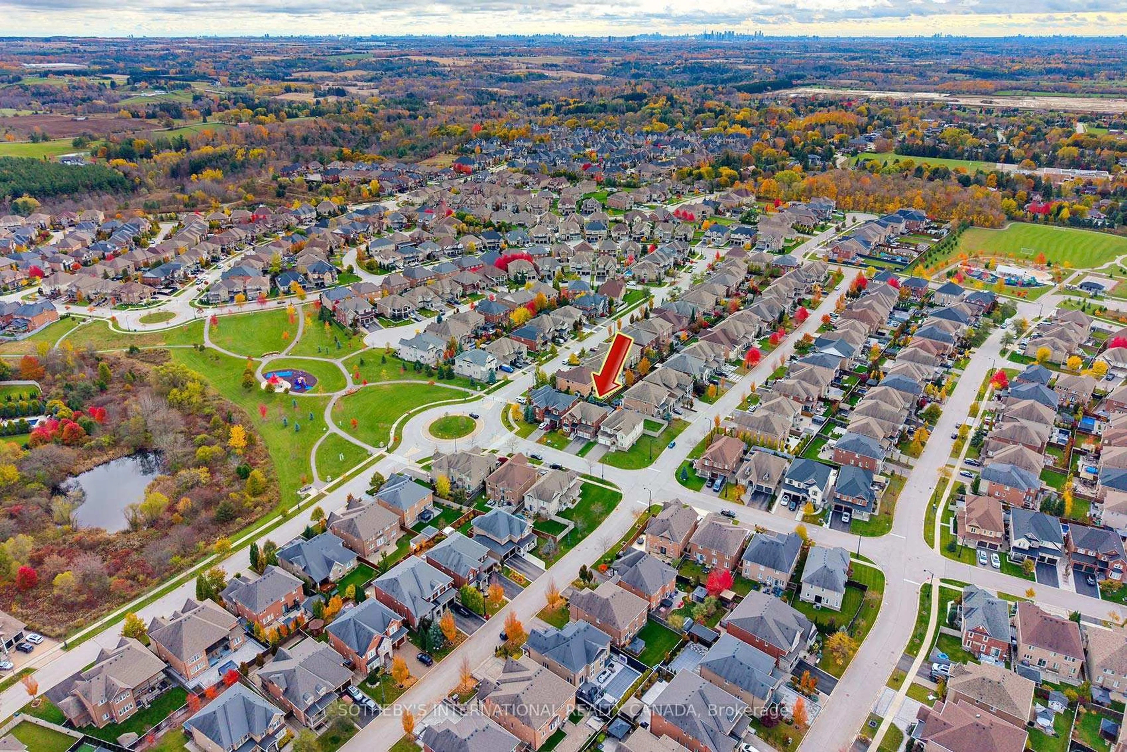 A pic from outside/outdoor area/front of a property/back of a property/a pic from drone, street for 5 Fairmont Ridge Tr, King Ontario L7B 0A4