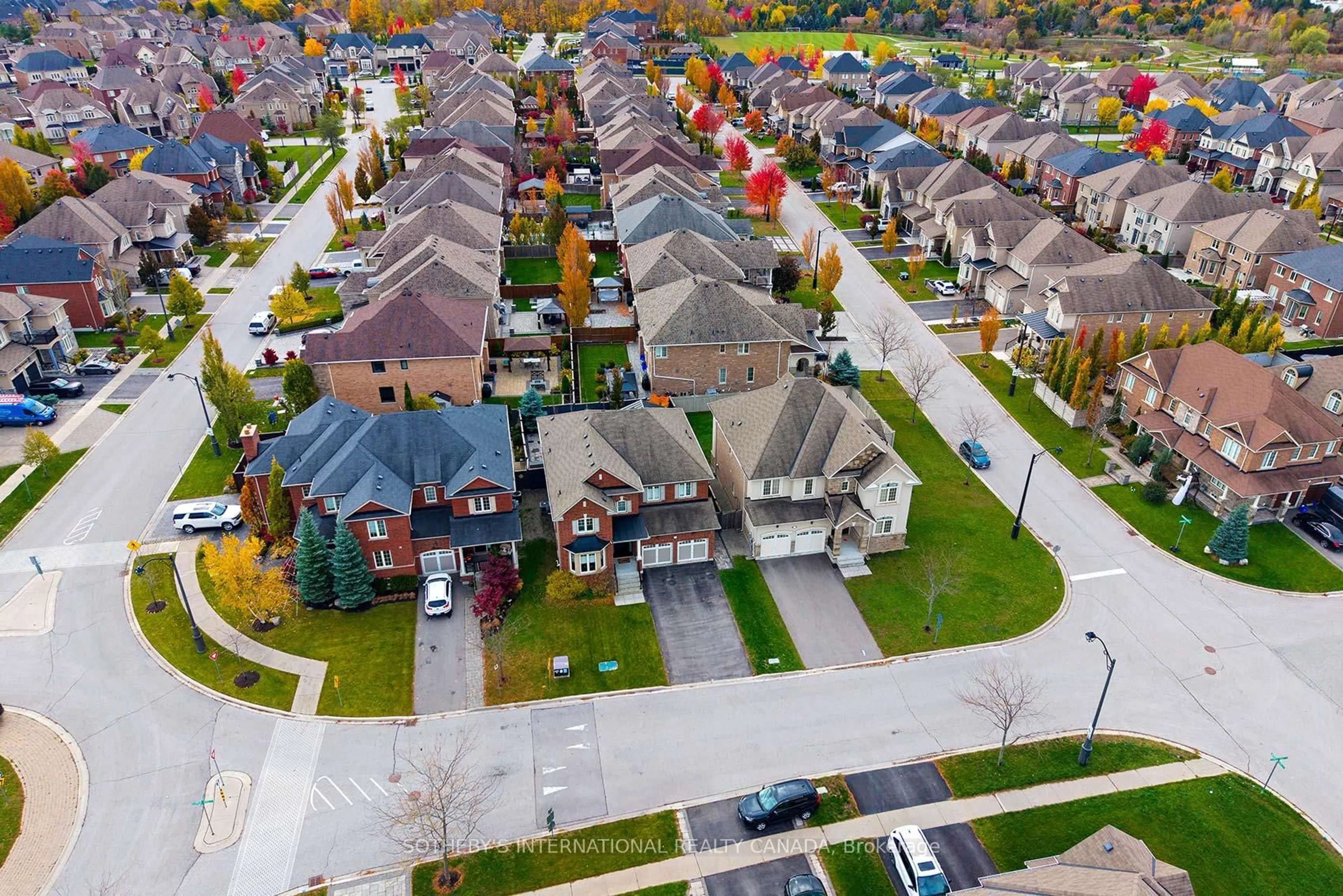 A pic from outside/outdoor area/front of a property/back of a property/a pic from drone, street for 5 Fairmont Ridge Tr, King Ontario L7B 0A4
