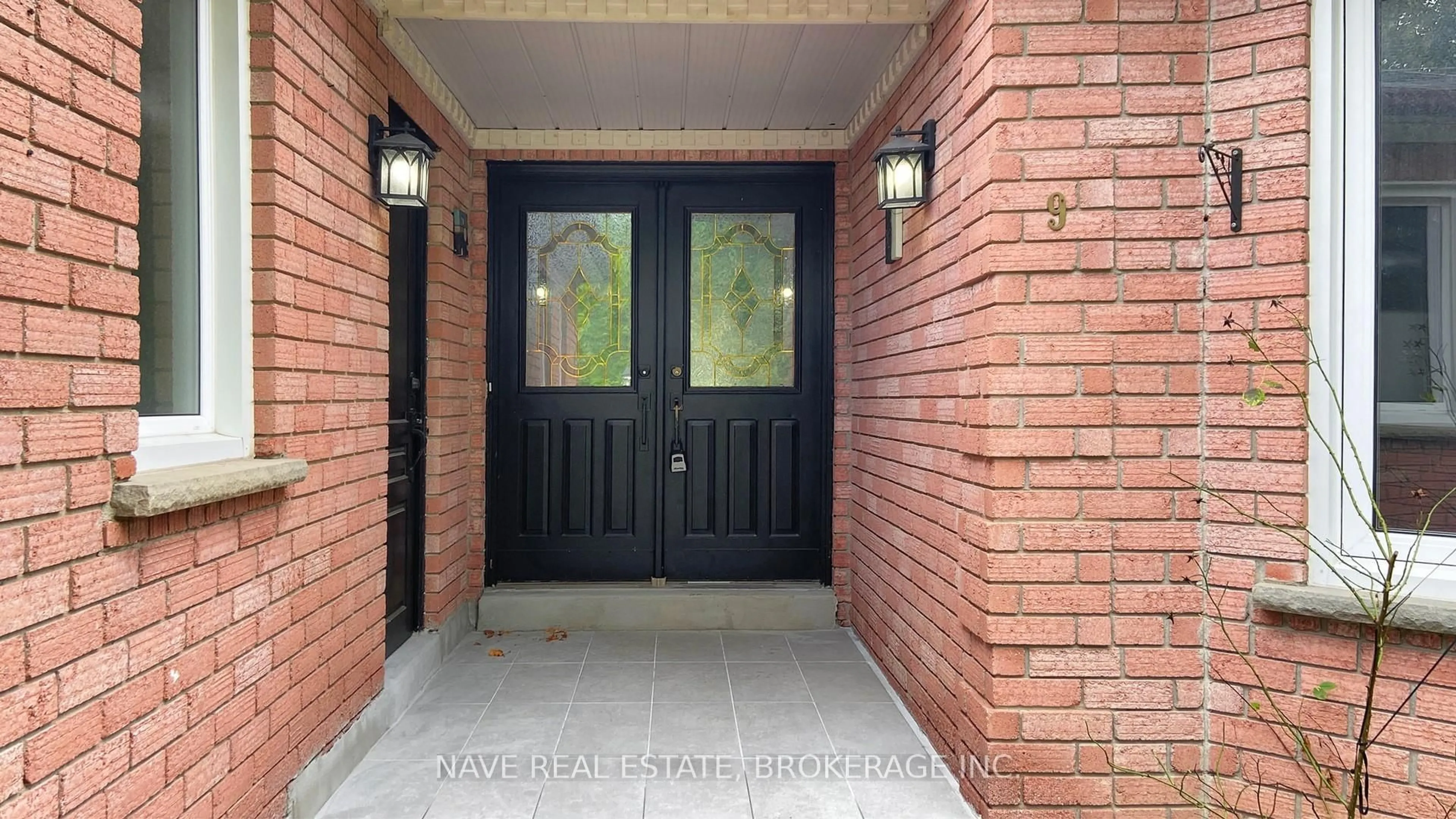 Indoor entryway for 9 Tollbar Crt, Richmond Hill Ontario L4C 9J4