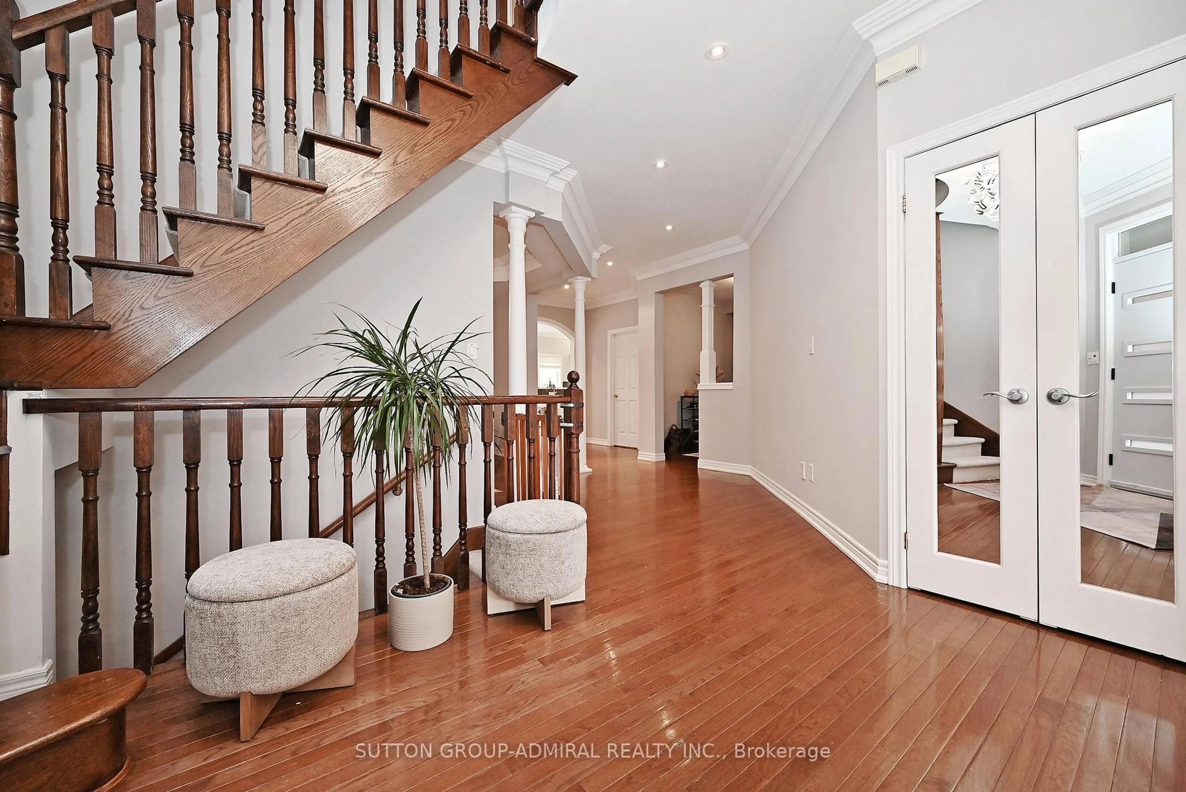 Indoor foyer for 32 Seabreeze Ave, Vaughan Ontario L4J 8R7