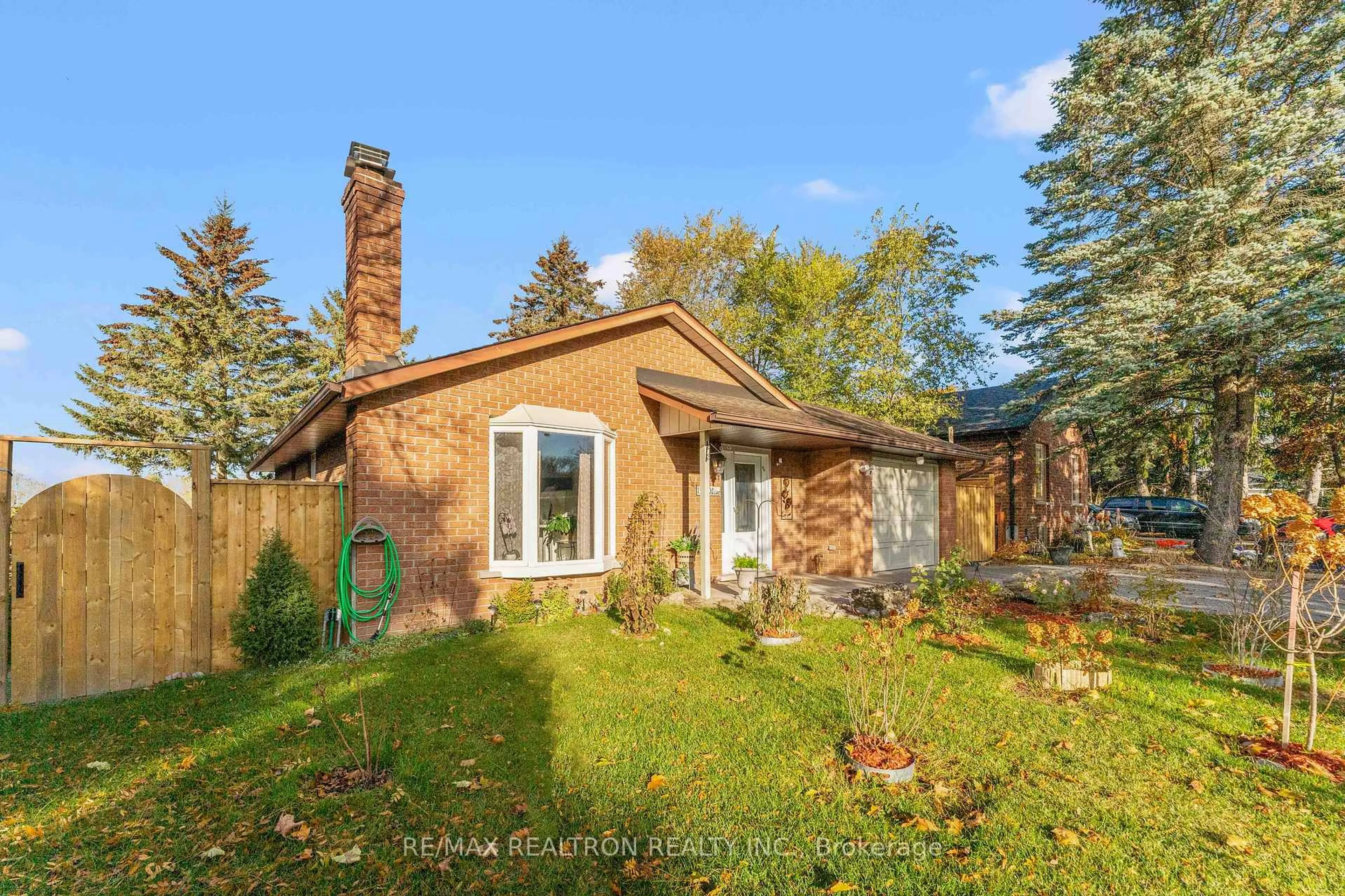 Home with brick exterior material, unknown for 150 Olive St, East Gwillimbury Ontario L9N 1M2
