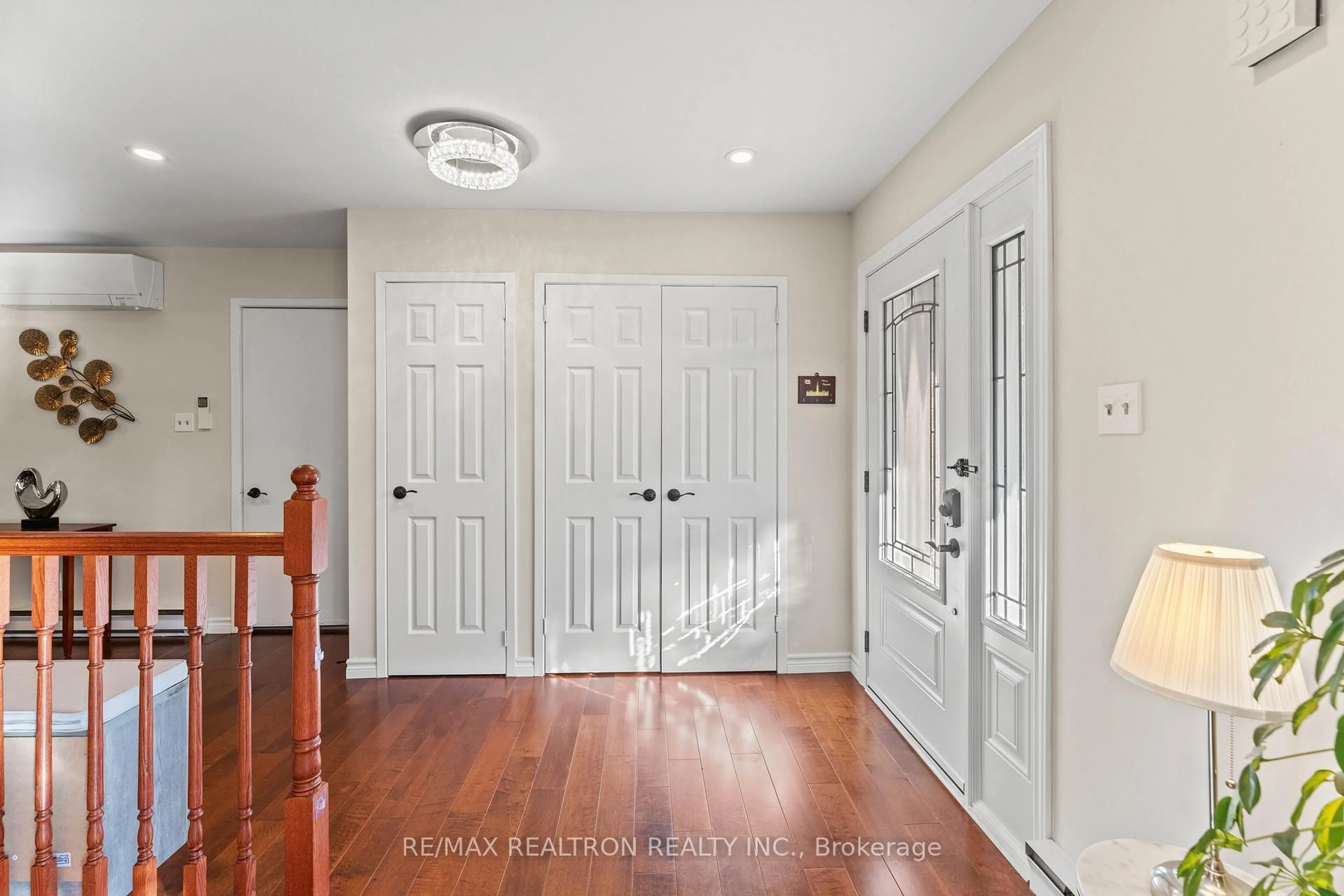 Indoor entryway for 150 Olive St, East Gwillimbury Ontario L9N 1M2