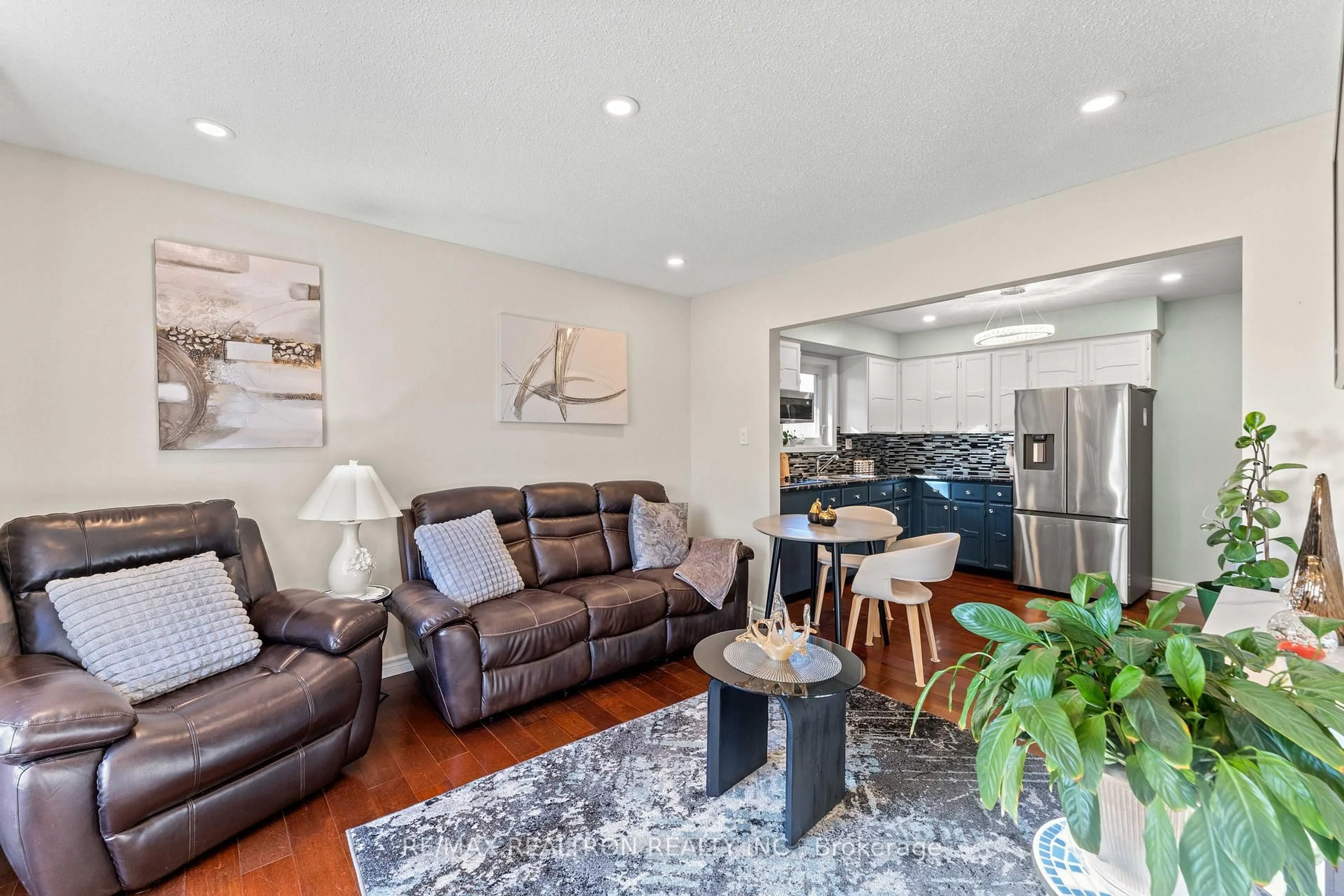 Living room with furniture, unknown for 150 Olive St, East Gwillimbury Ontario L9N 1M2