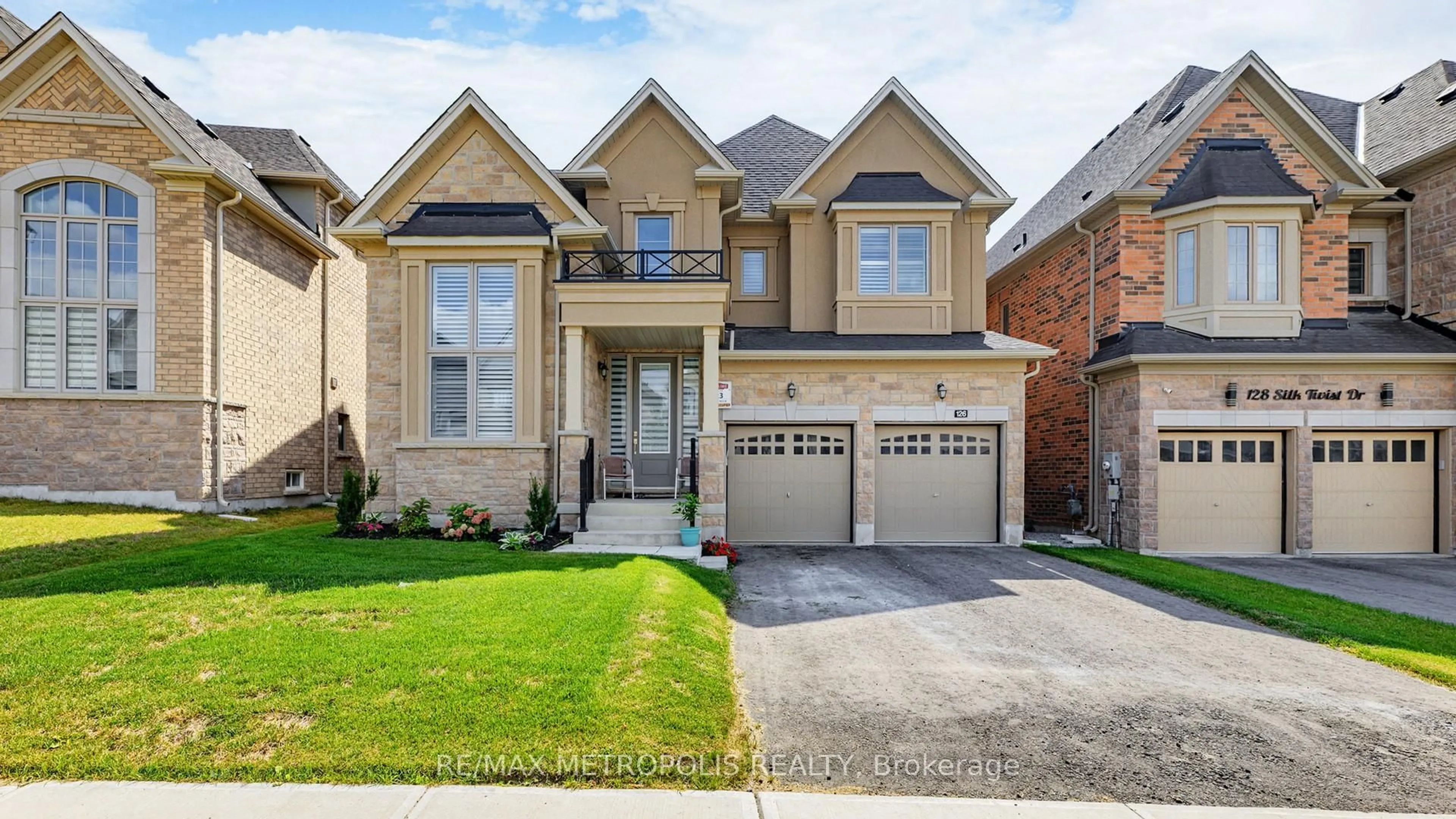 Home with brick exterior material, street for 126 Silk Twist Dr, East Gwillimbury Ontario L9N 0W1