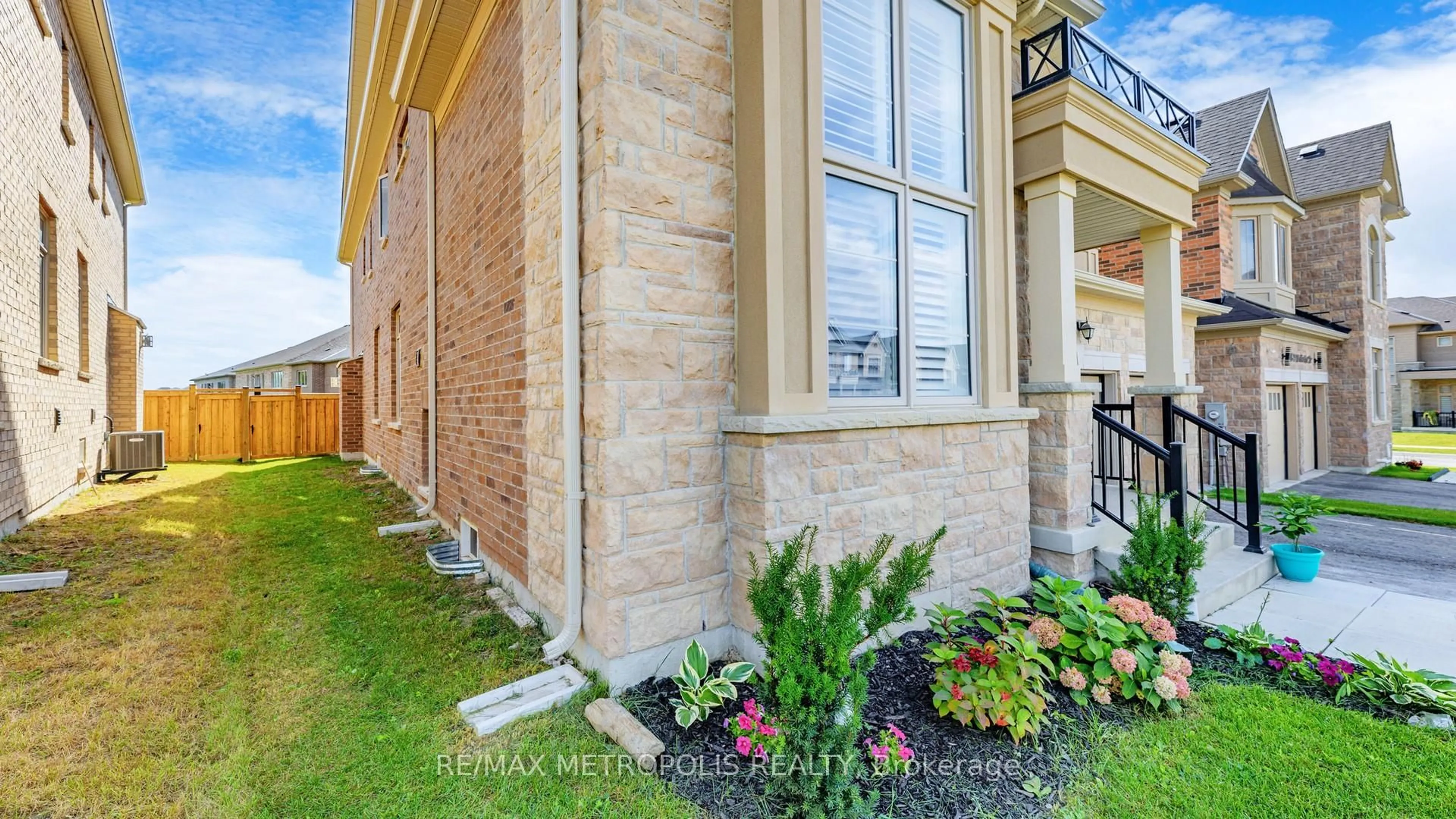 Home with brick exterior material, street for 126 Silk Twist Dr, East Gwillimbury Ontario L9N 0W1