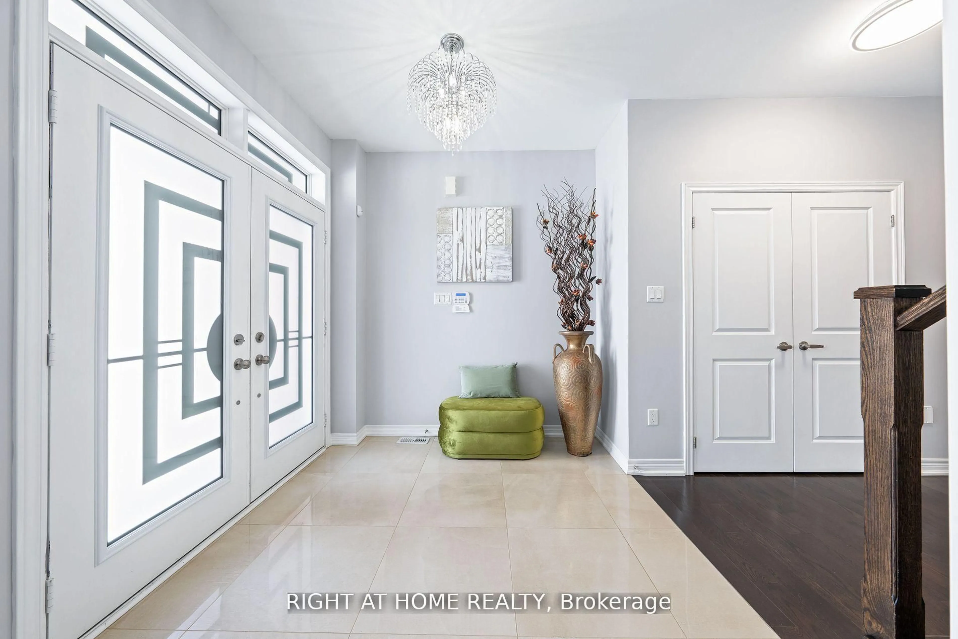 Indoor entryway for 1655 Emberton Way, Innisfil Ontario L9S 0N4