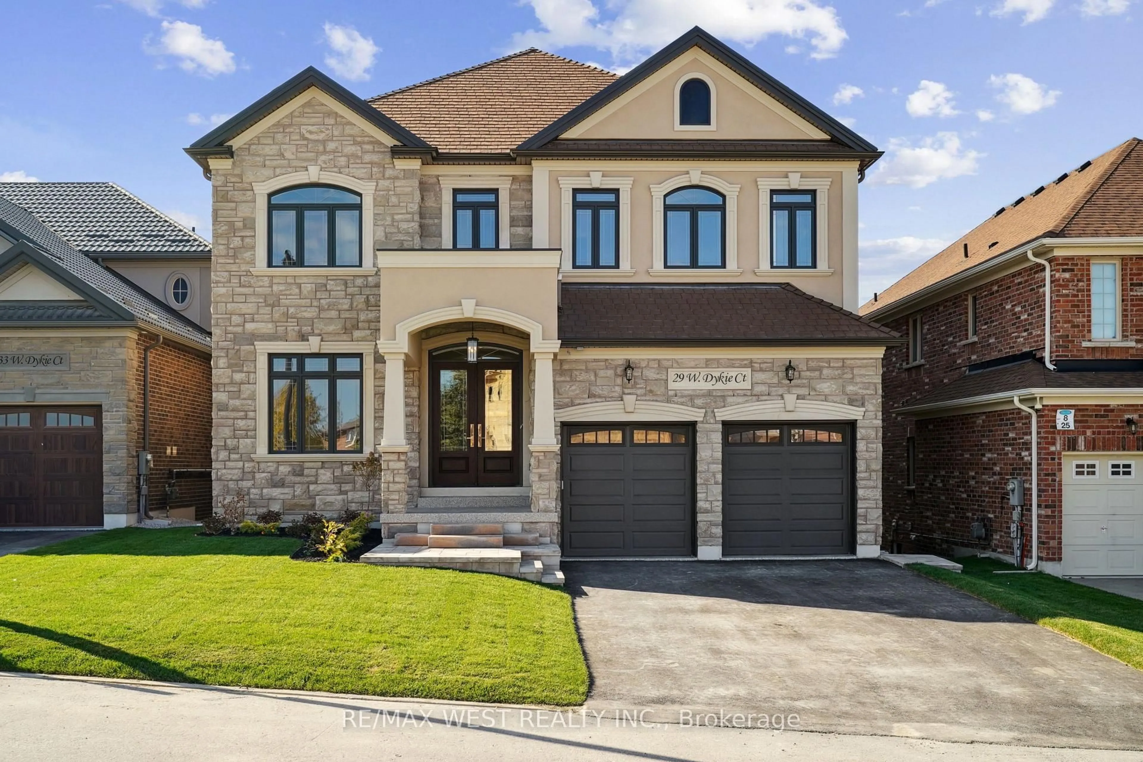 Home with brick exterior material, street for 29 W Dykie Crt, Bradford West Gwillimbury Ontario L3Z 0Y1