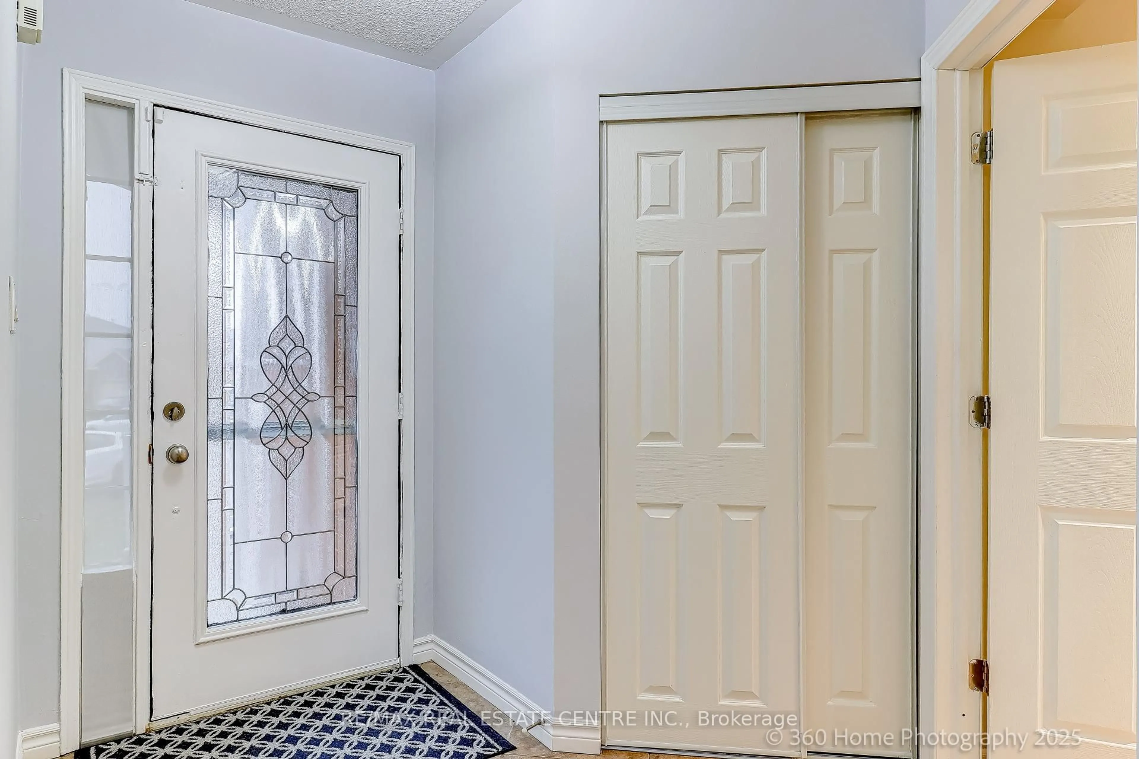 Indoor entryway for 1200 Benson St, Innisfil Ontario L9S 1Y4