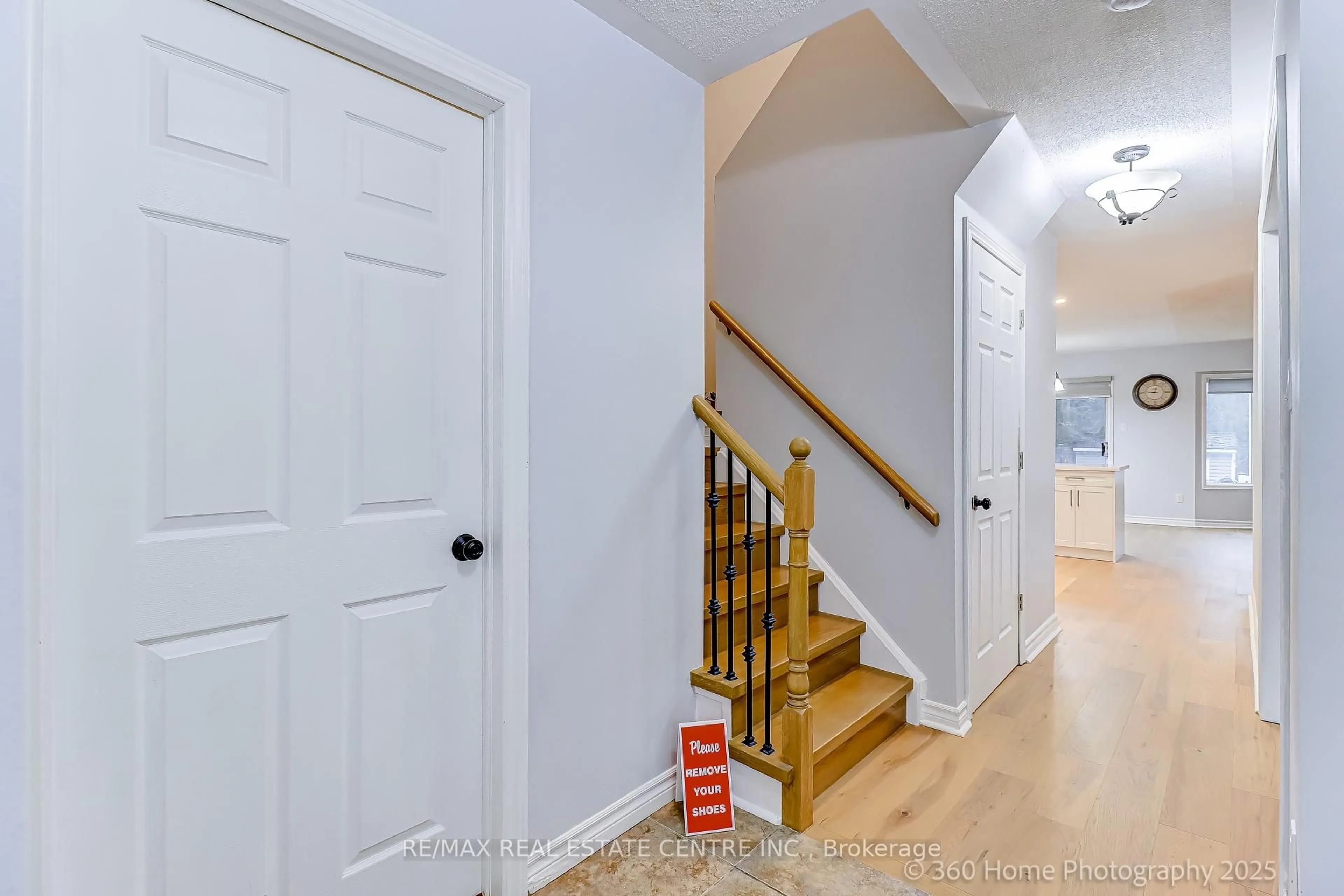 Indoor entryway for 1200 Benson St, Innisfil Ontario L9S 1Y4